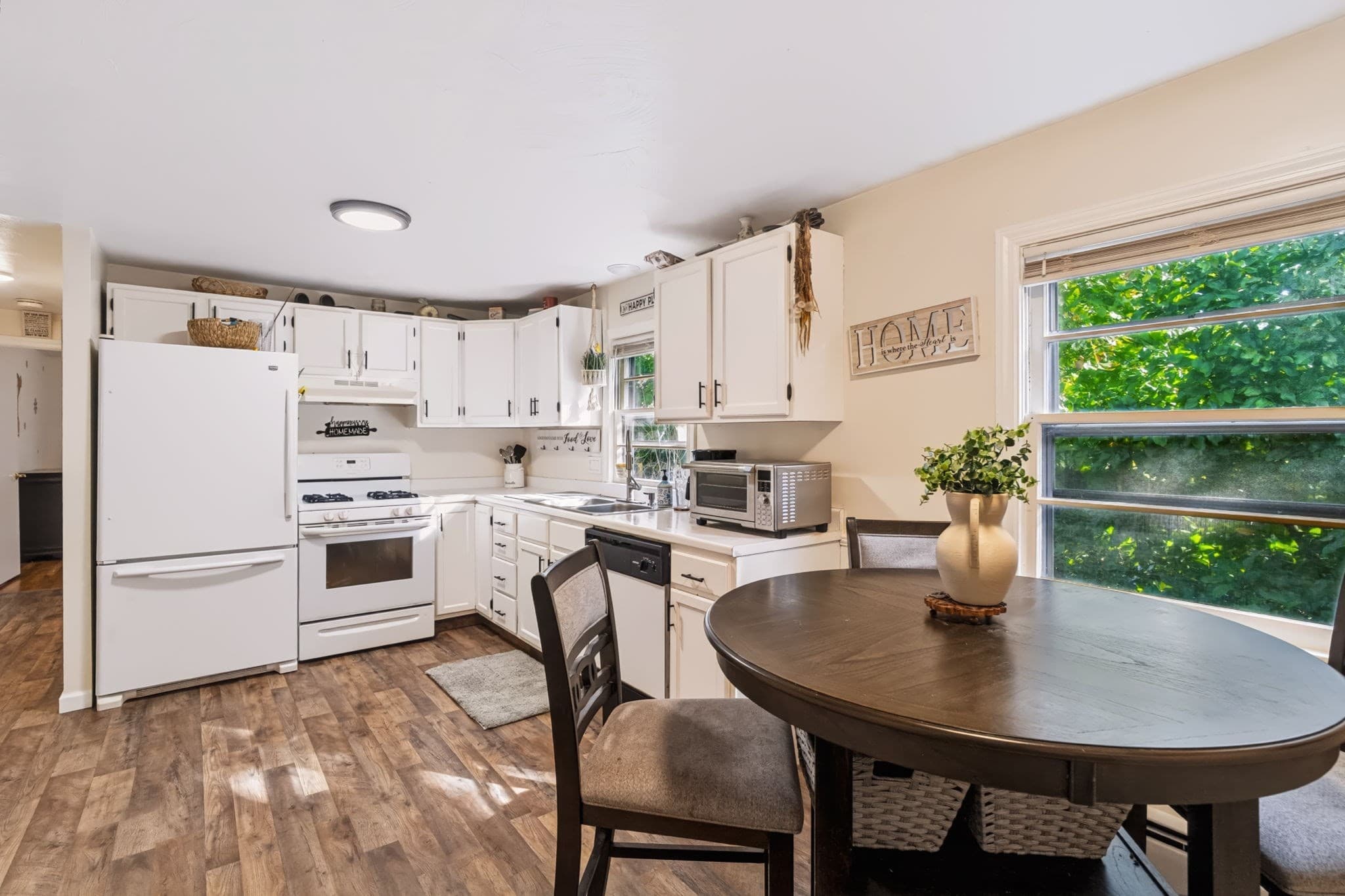 Single Family Residence at 119 Bacon Rd, Springfield MA 01119, photo 8 of 28