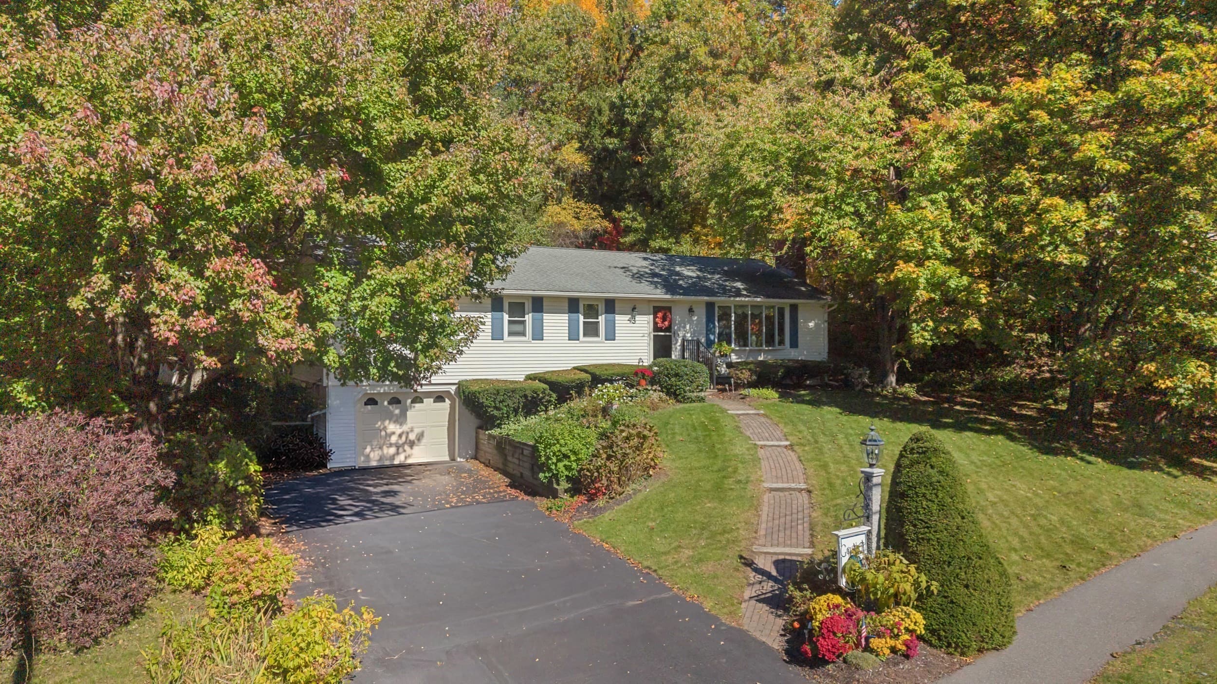 Single Family Residence at 43 Old Brook Rd, Shrewsbury MA 01545, photo 4 of 40