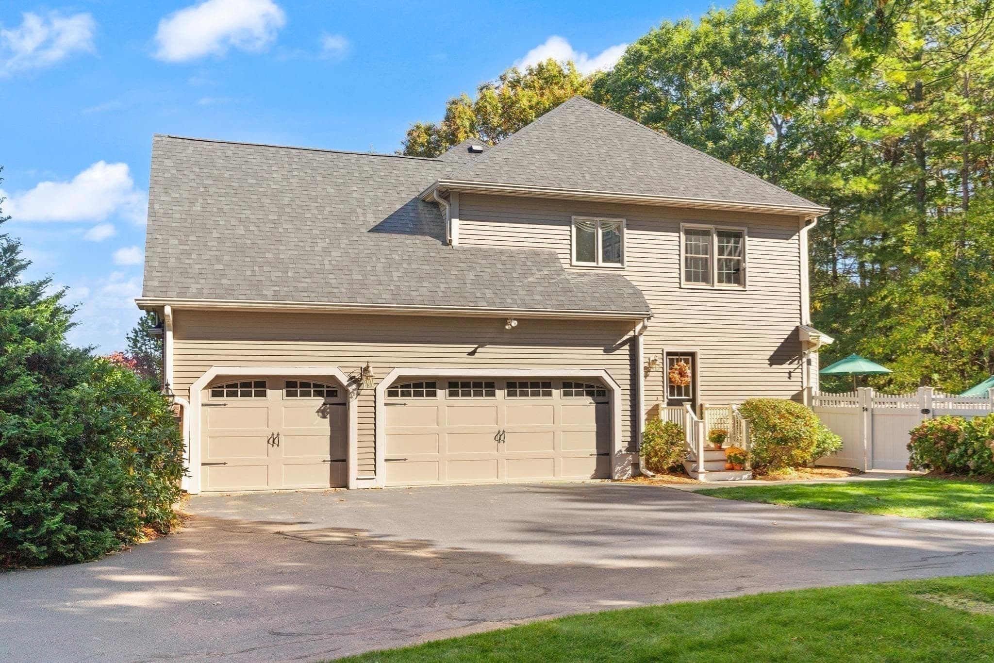 Single Family Residence at 15 Comstock Dr, Wrentham MA 02093, photo 4 of 41