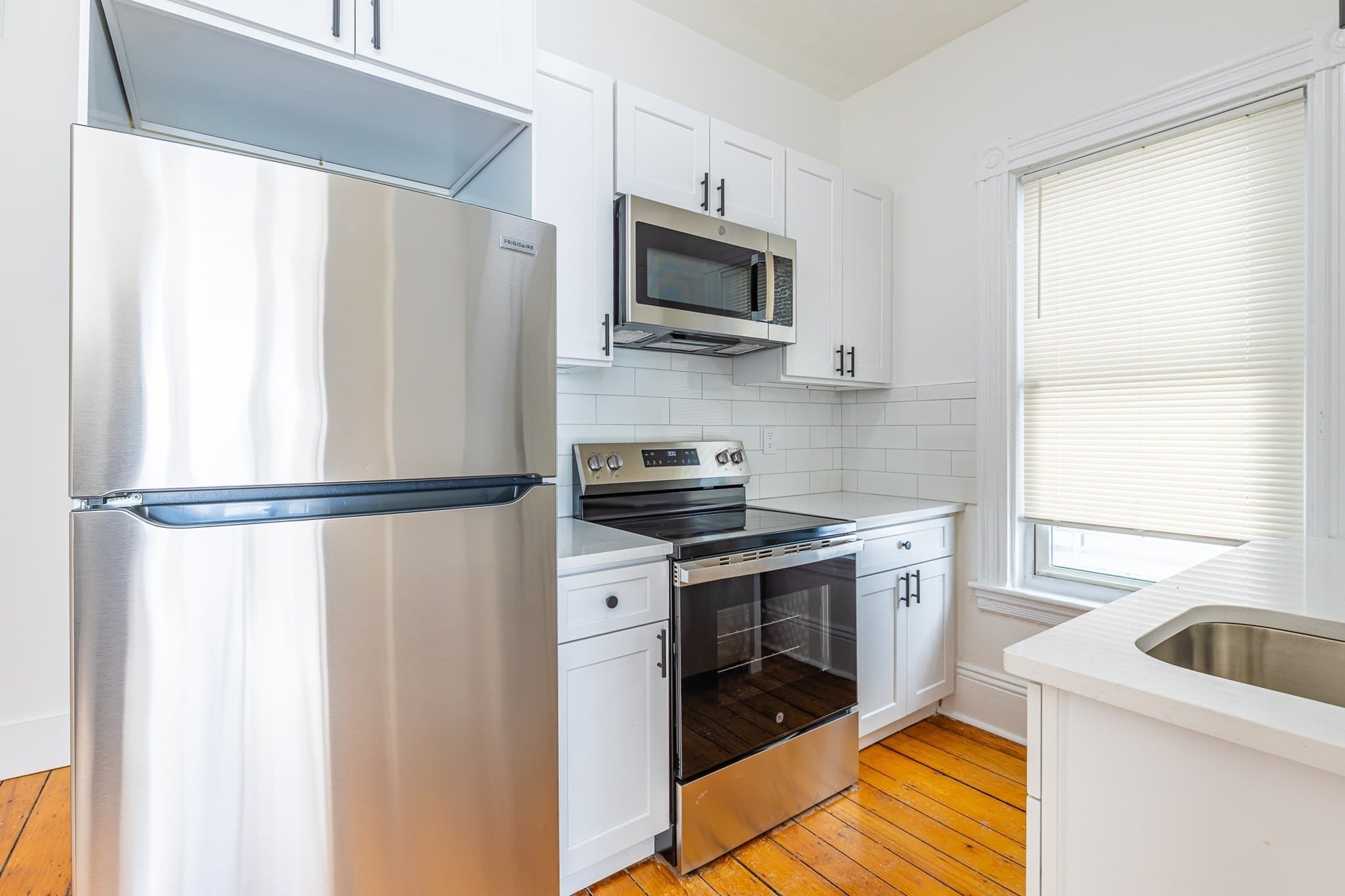 3 Family at 633 E 6th St, Boston MA 02127, photo 2 of 35