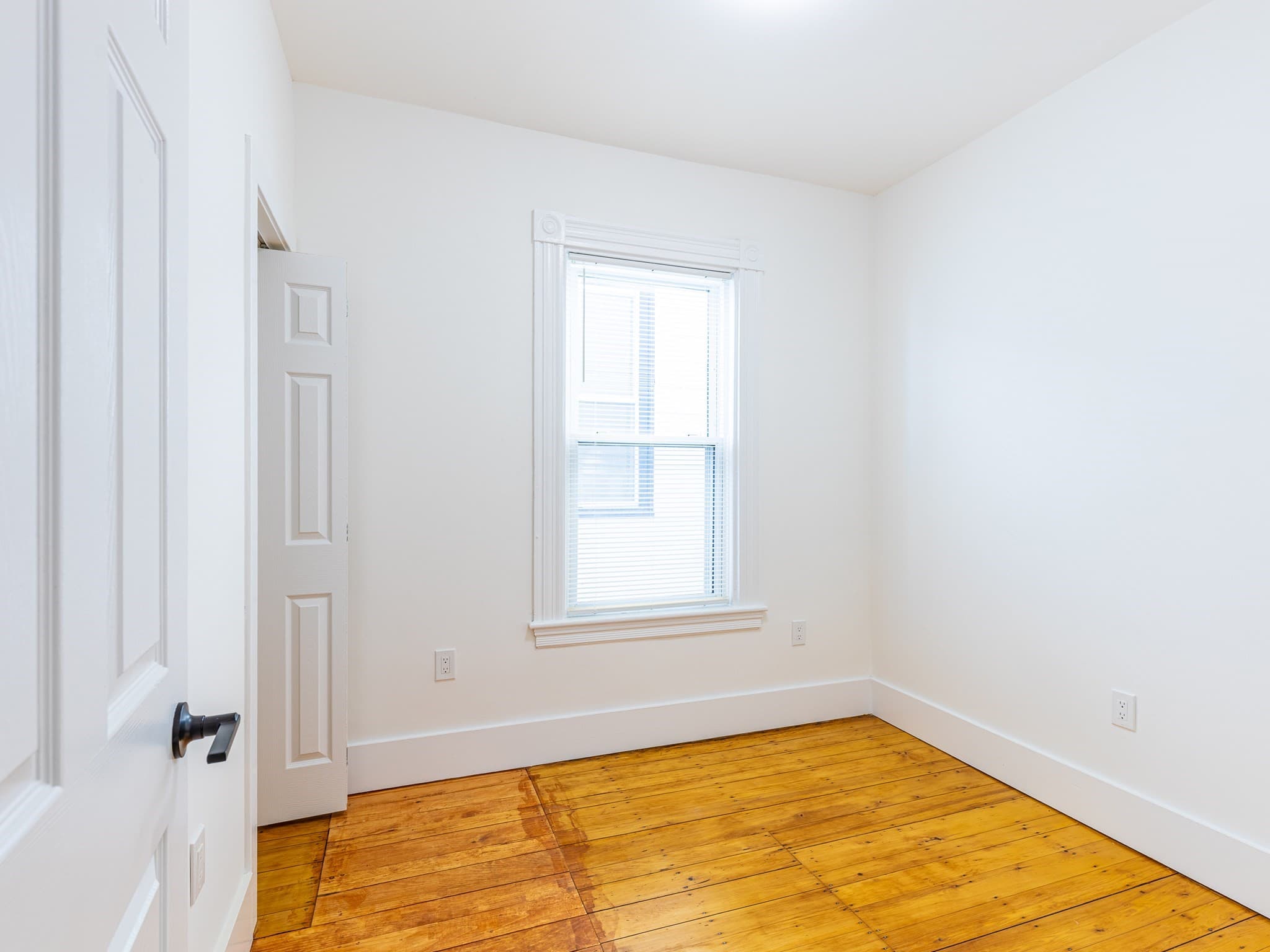 3 Family at 633 E 6th St, Boston MA 02127, photo 16 of 35