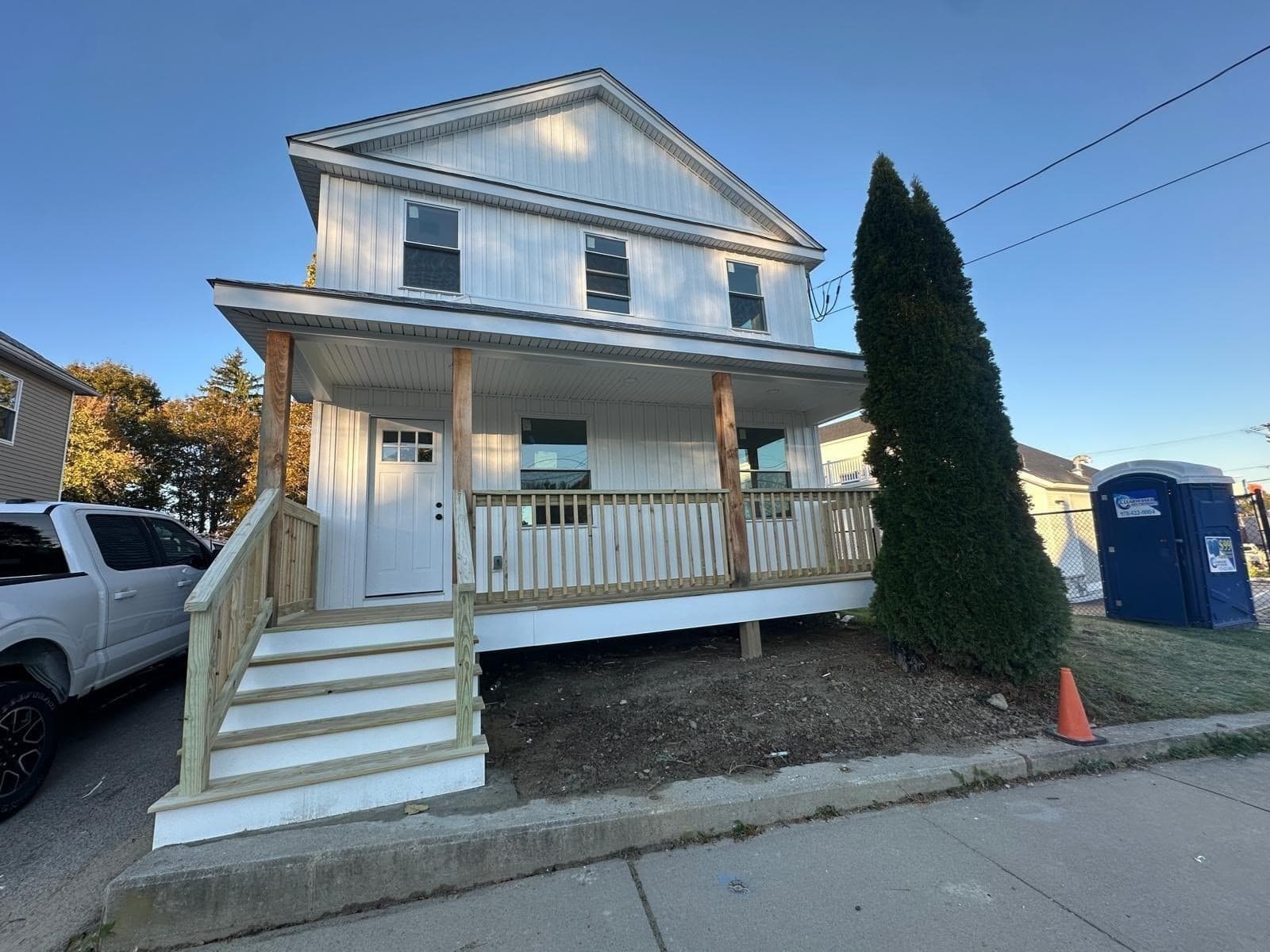 8 Thompson Rd, Webster MA 01570