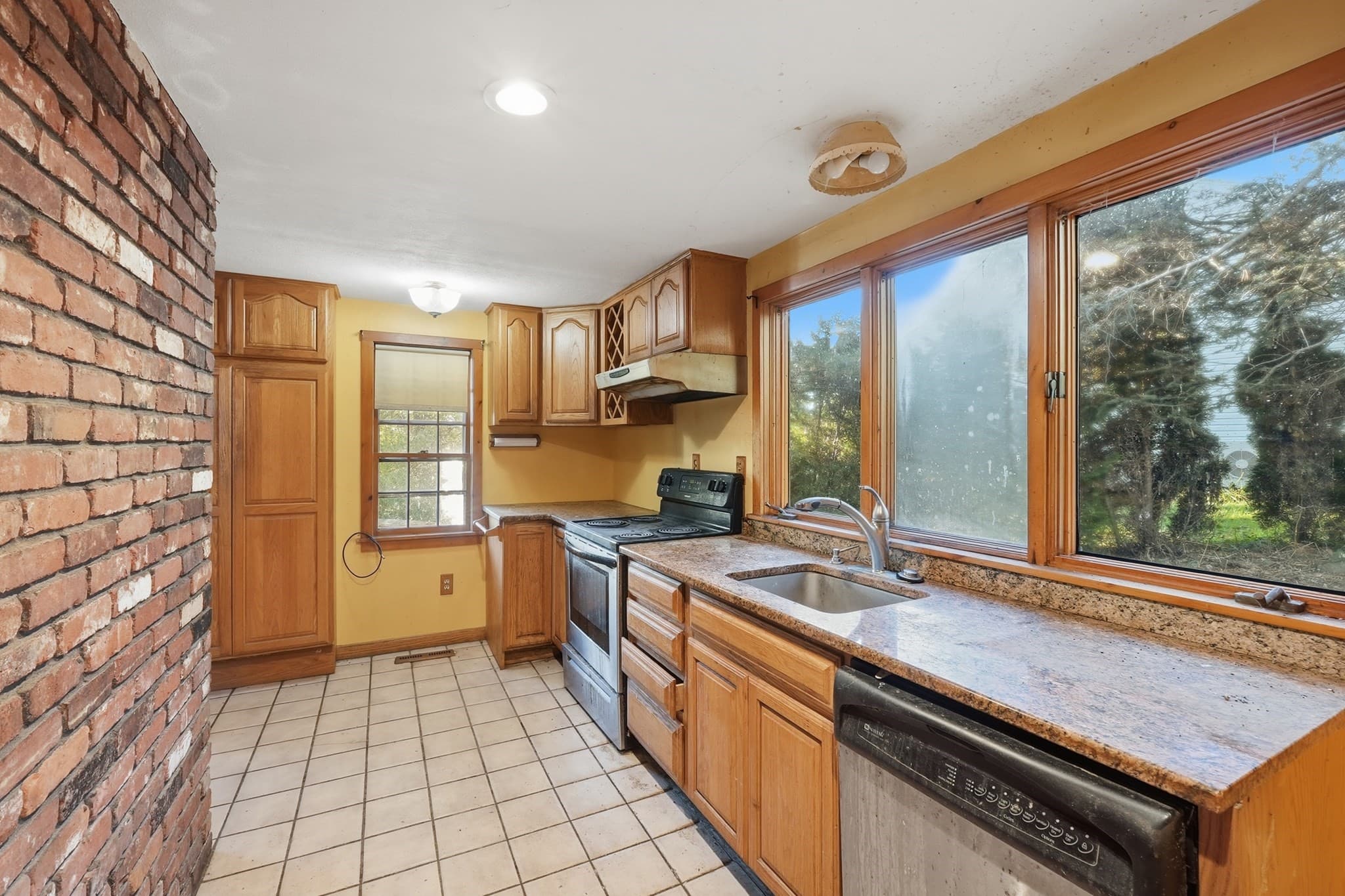 Single Family Residence at 8 Pumpkin Ln, Charlton MA 01507, photo 6 of 32