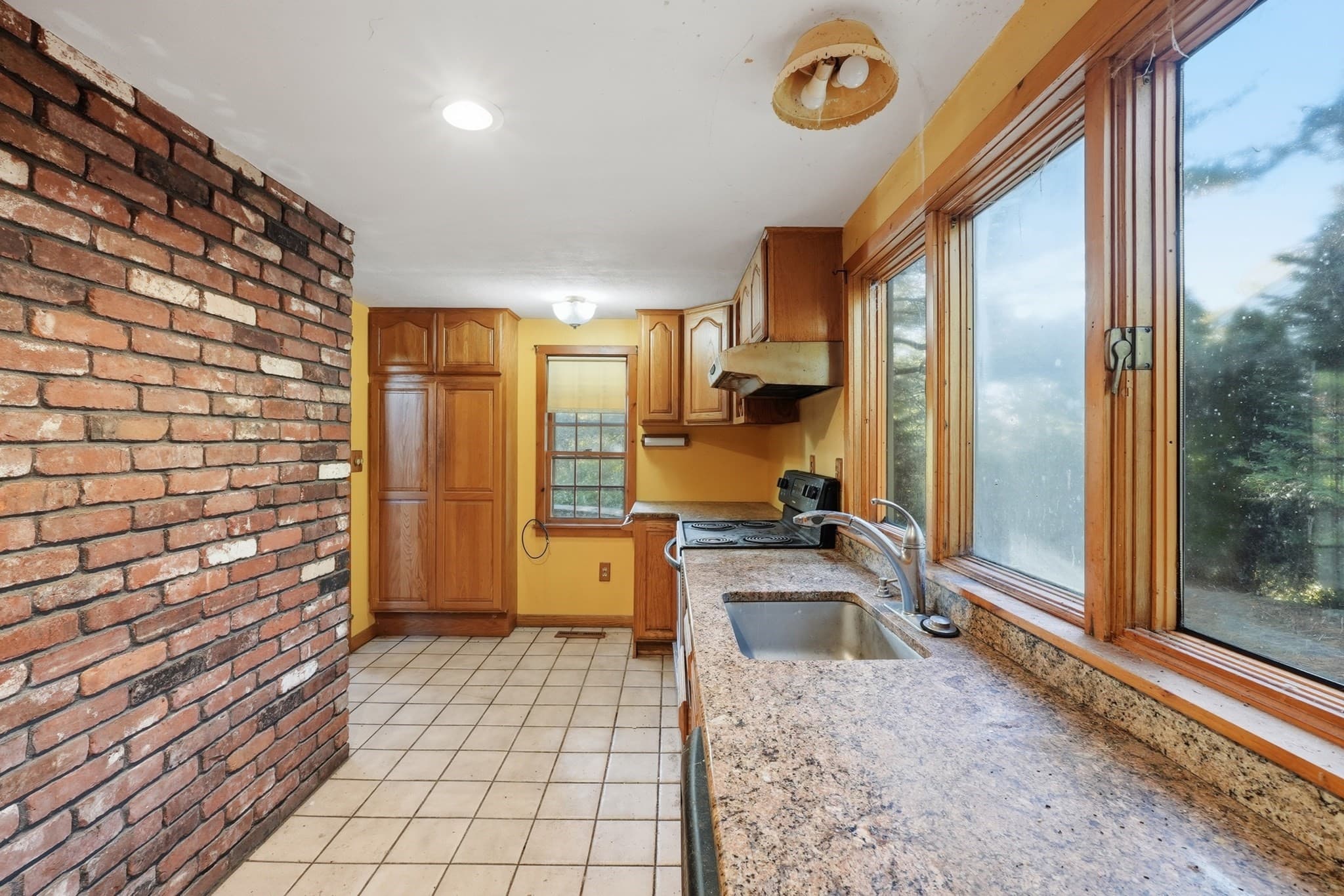 Single Family Residence at 8 Pumpkin Ln, Charlton MA 01507, photo 7 of 32