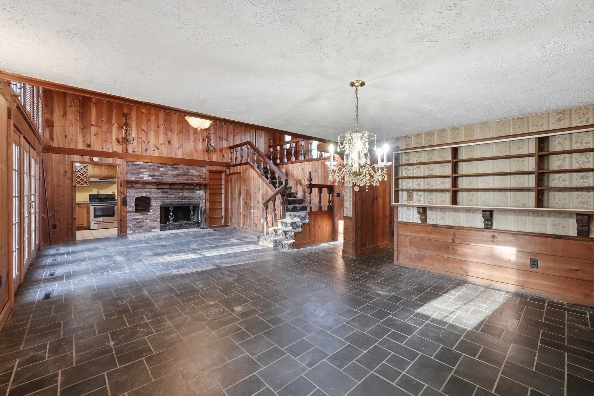 Single Family Residence at 8 Pumpkin Ln, Charlton MA 01507, photo 10 of 32