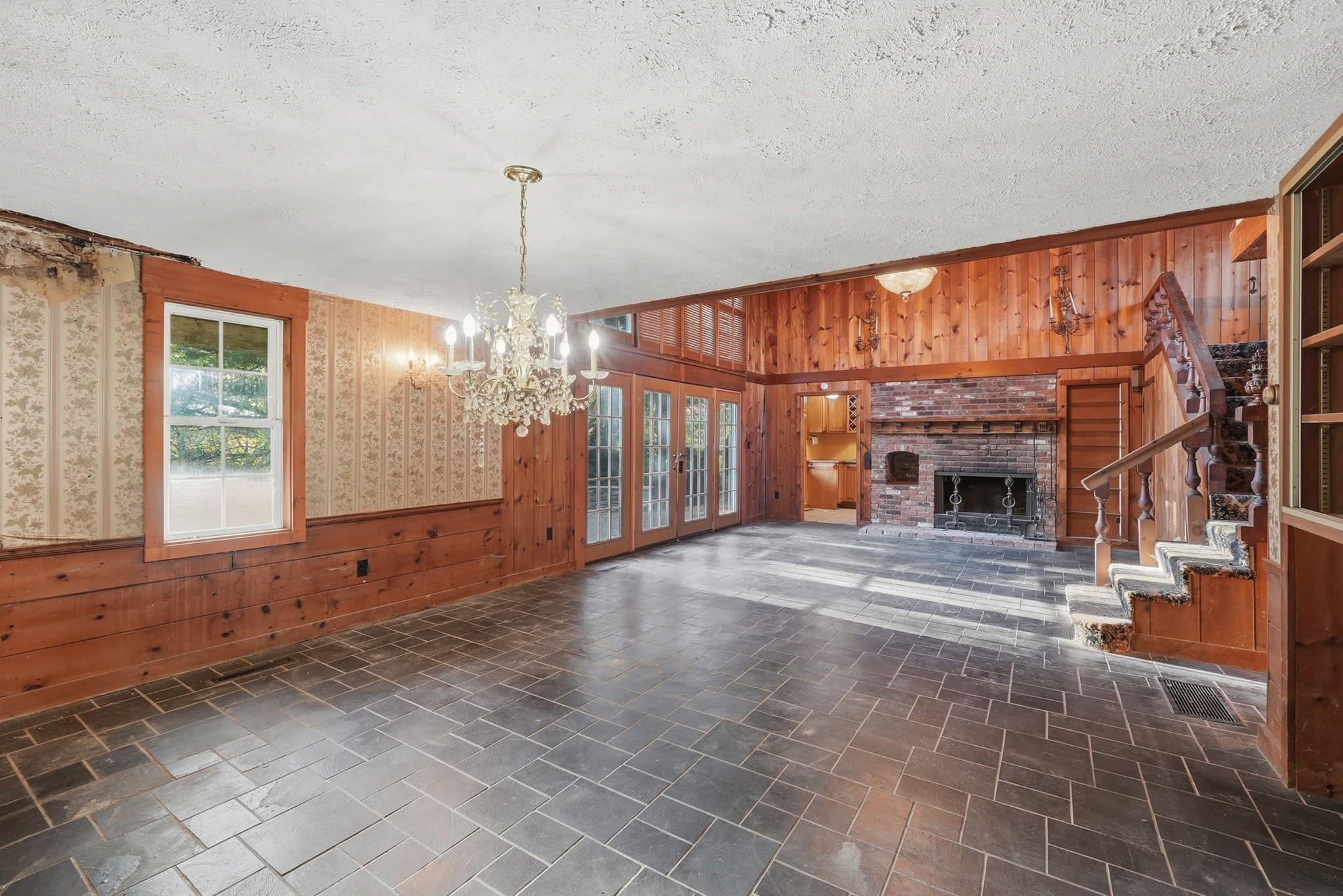 Single Family Residence at 8 Pumpkin Ln, Charlton MA 01507, photo 11 of 32