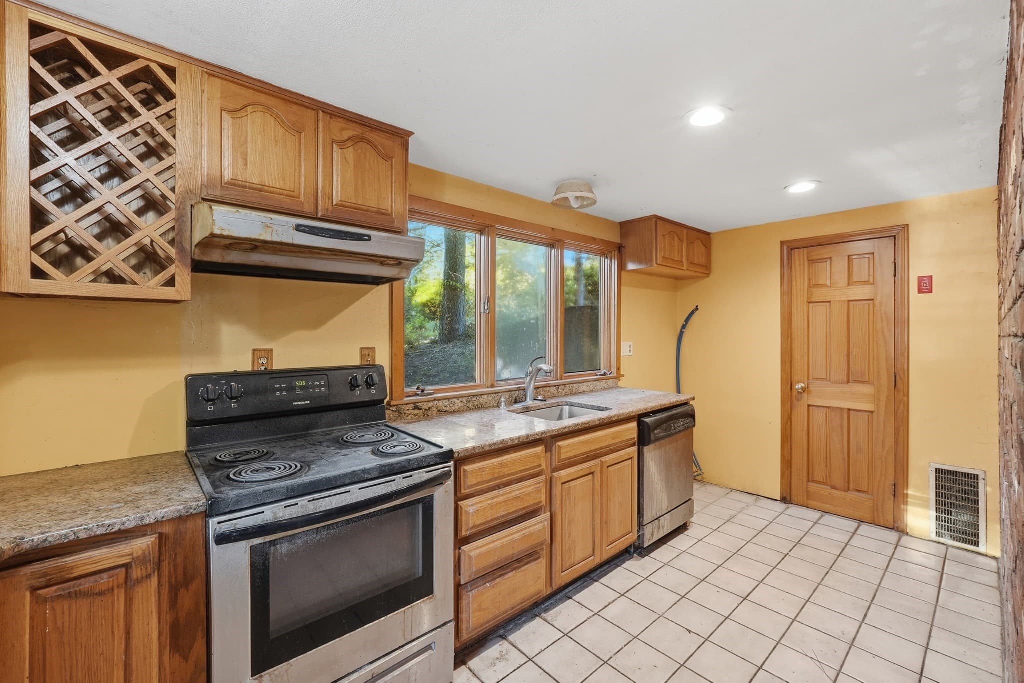 Single Family Residence at 8 Pumpkin Ln, Charlton MA 01507, photo 4 of 32