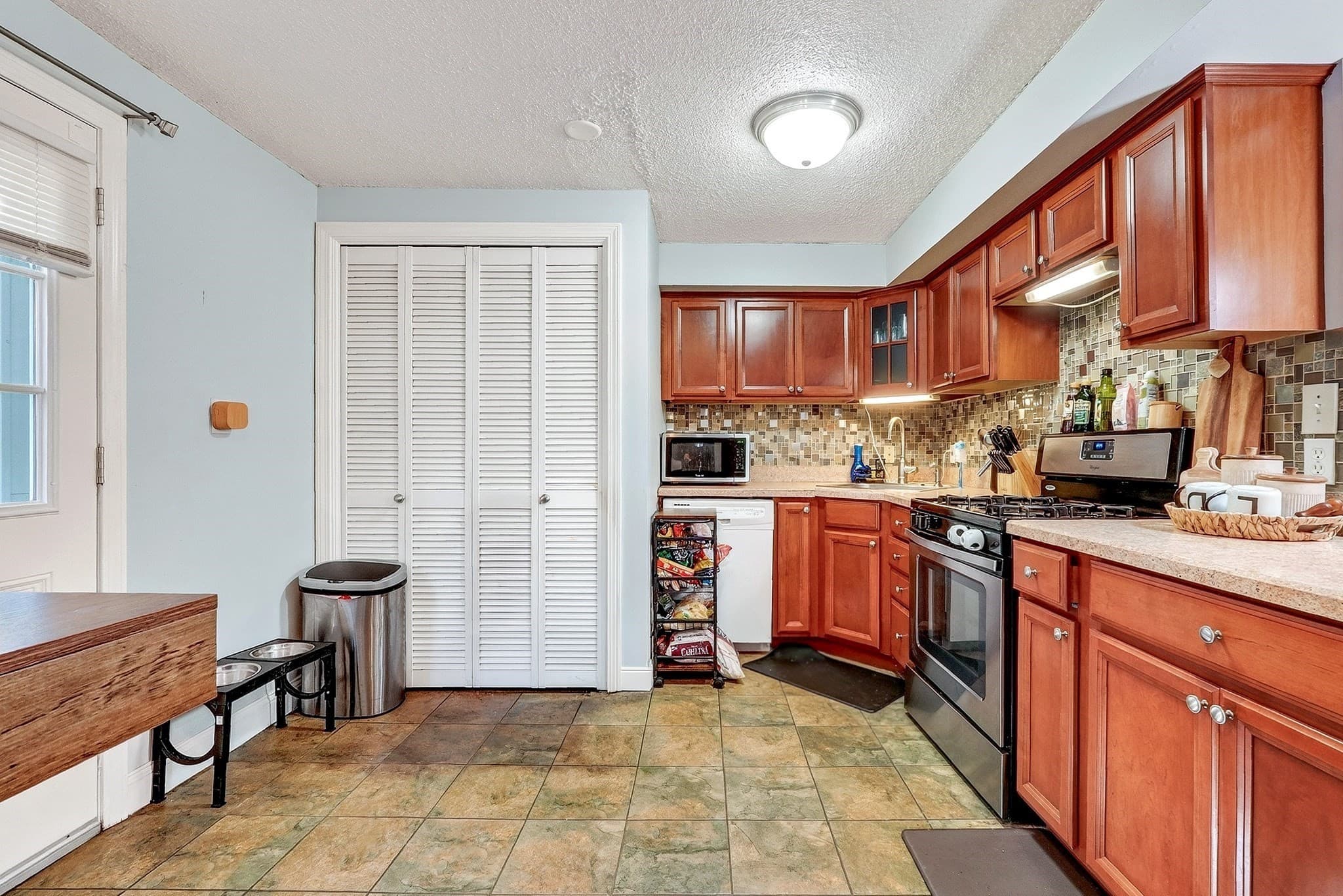 Condominium at 48 Arnold Ave. # 48, Lowell MA 01852, photo 3 of 26