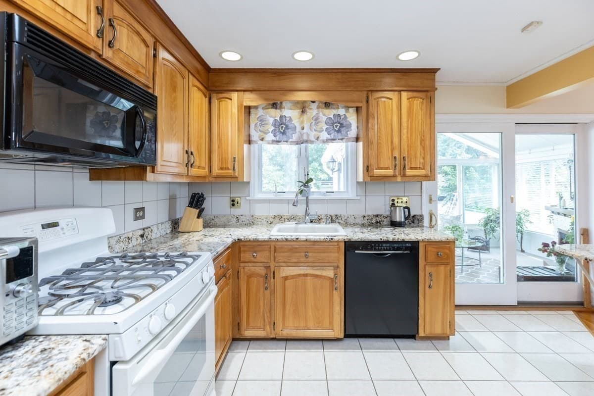 Single Family Residence at 72 True St, Revere MA 02151, photo 9 of 38