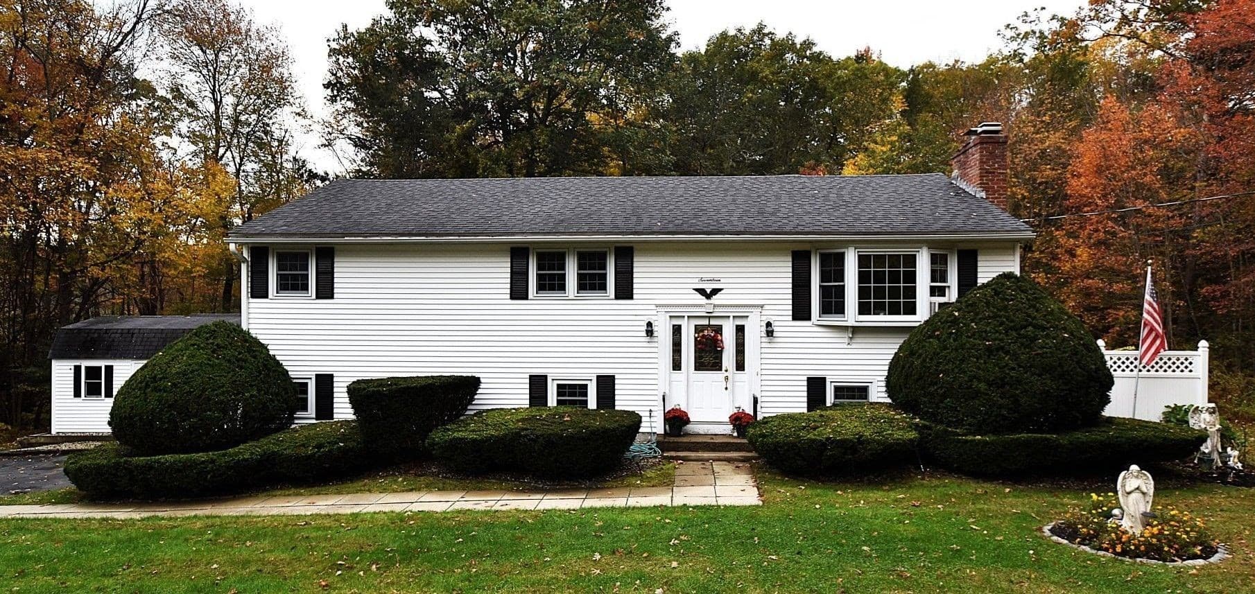 17 Wedgewood Ln, Millbury MA 01527