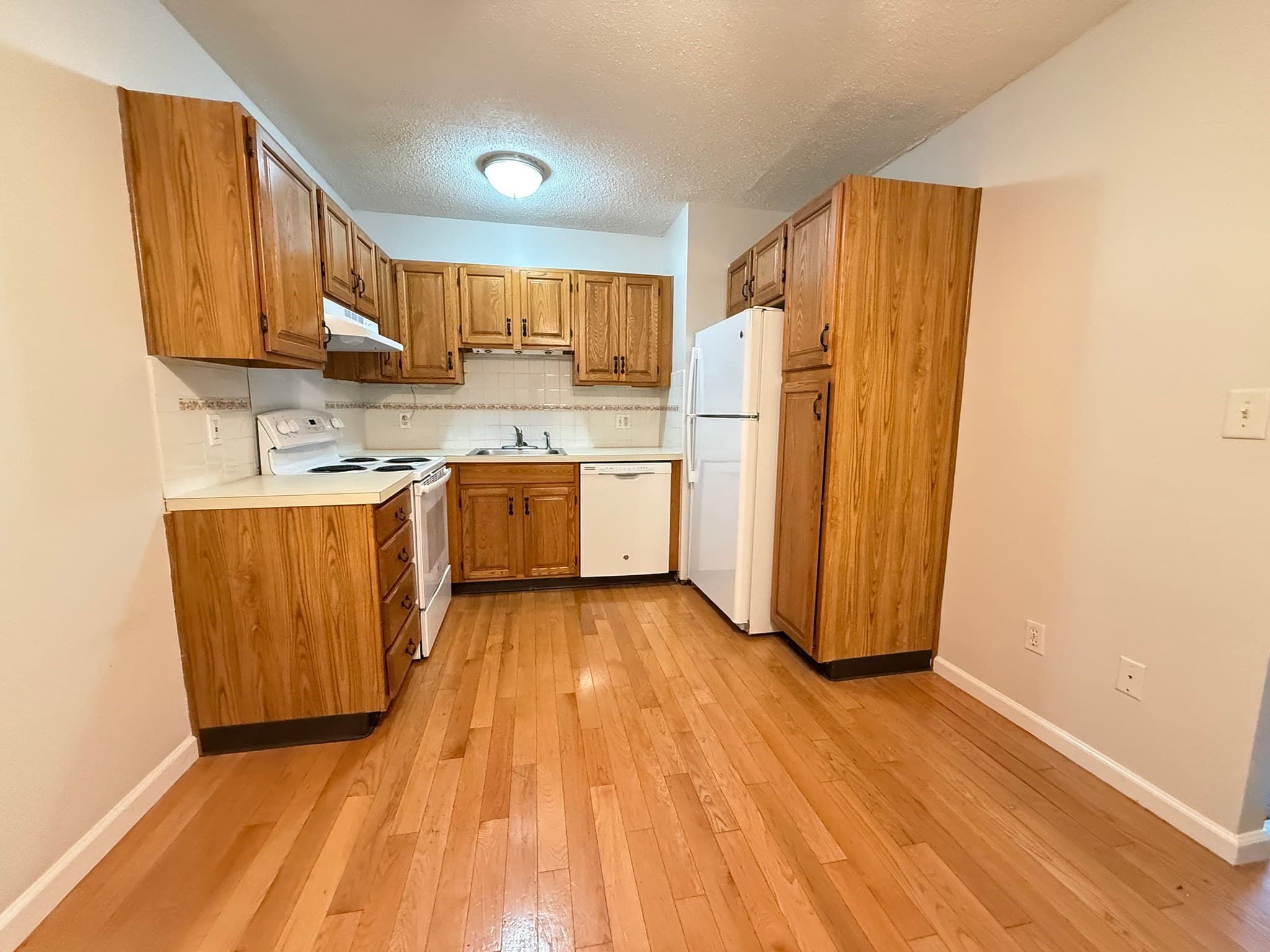 Condominium at 69 Nicholas Rd # J, Framingham MA 01701, photo 3 of 10