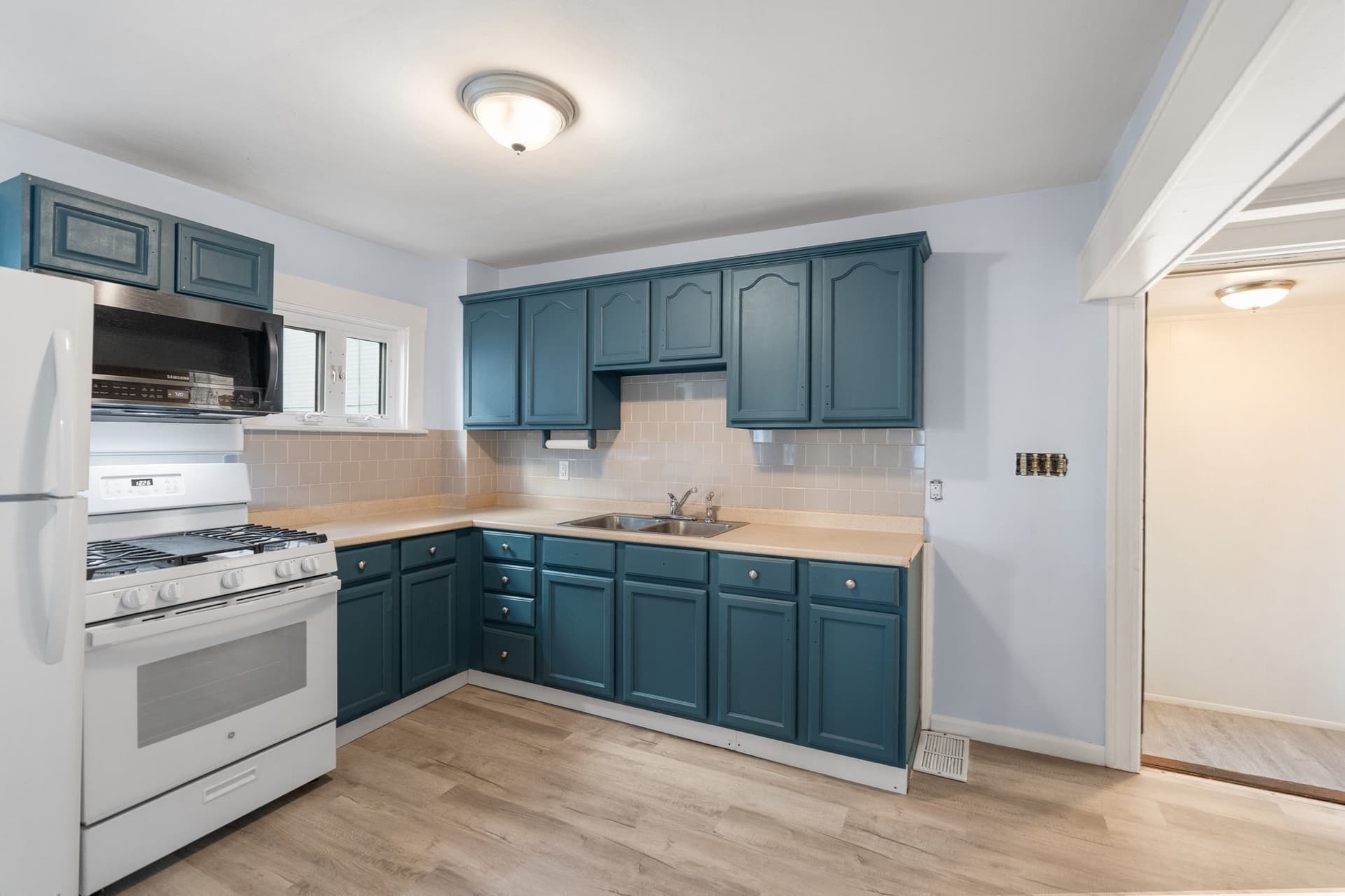 Single Family Residence at 260 Phillips Ave, New Bedford MA 02746, photo 9 of 34