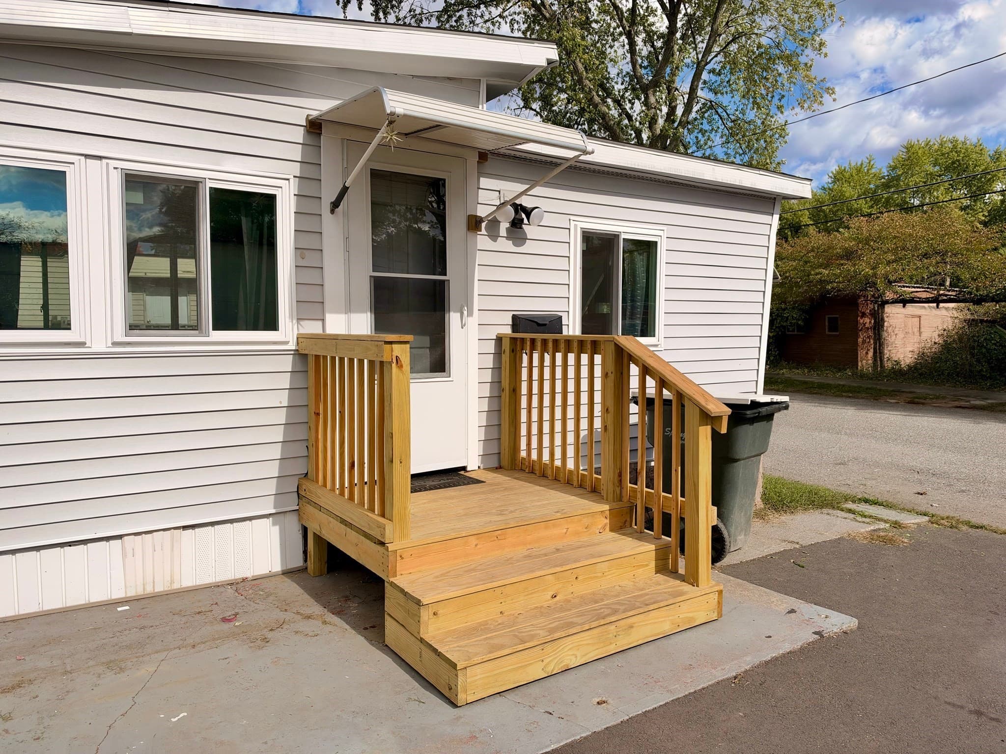 Mobile Home at 16 Pioneer Way, Springfield MA 01119, photo 2 of 12