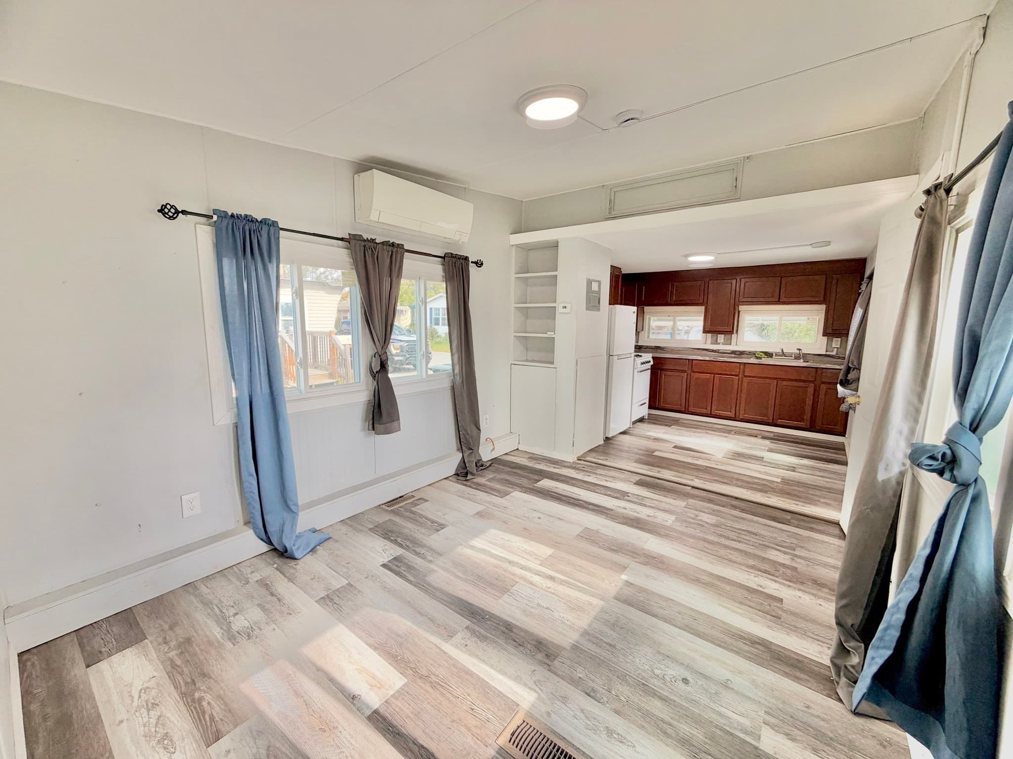 Mobile Home at 16 Pioneer Way, Springfield MA 01119, photo 6 of 12