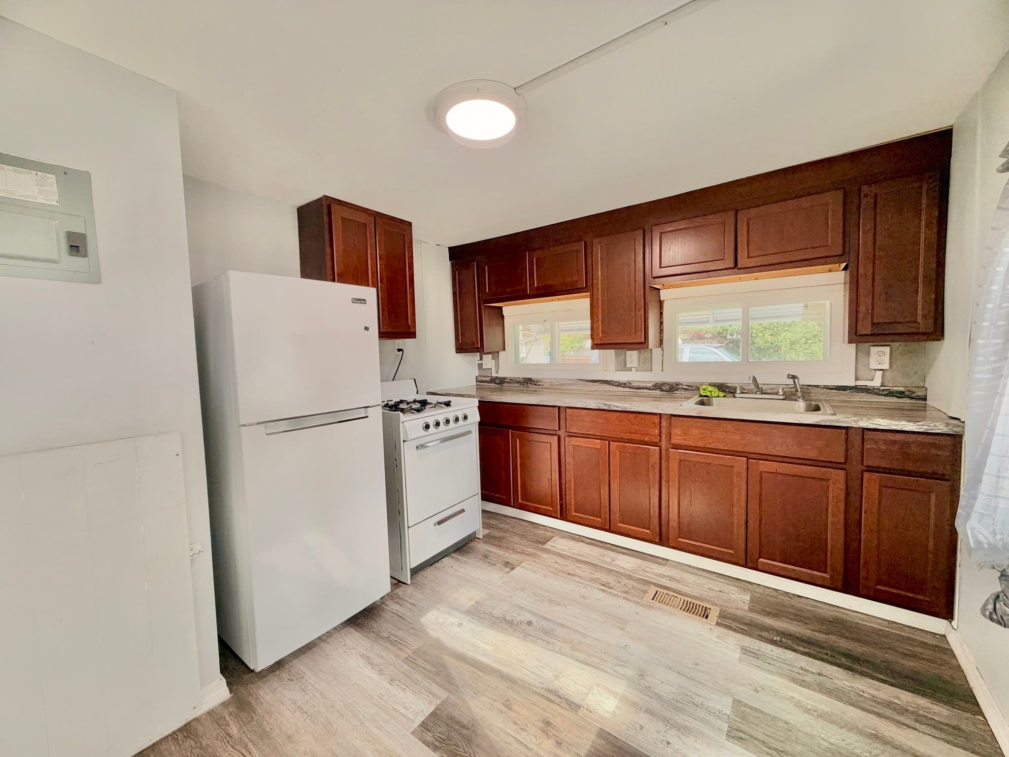 Mobile Home at 16 Pioneer Way, Springfield MA 01119, photo 3 of 12