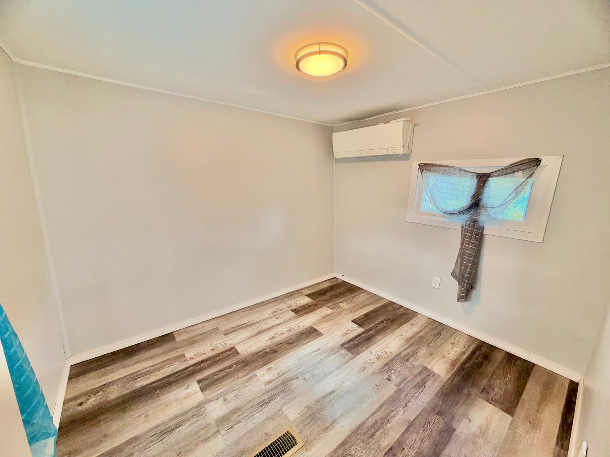 Mobile Home at 16 Pioneer Way, Springfield MA 01119, photo 10 of 12