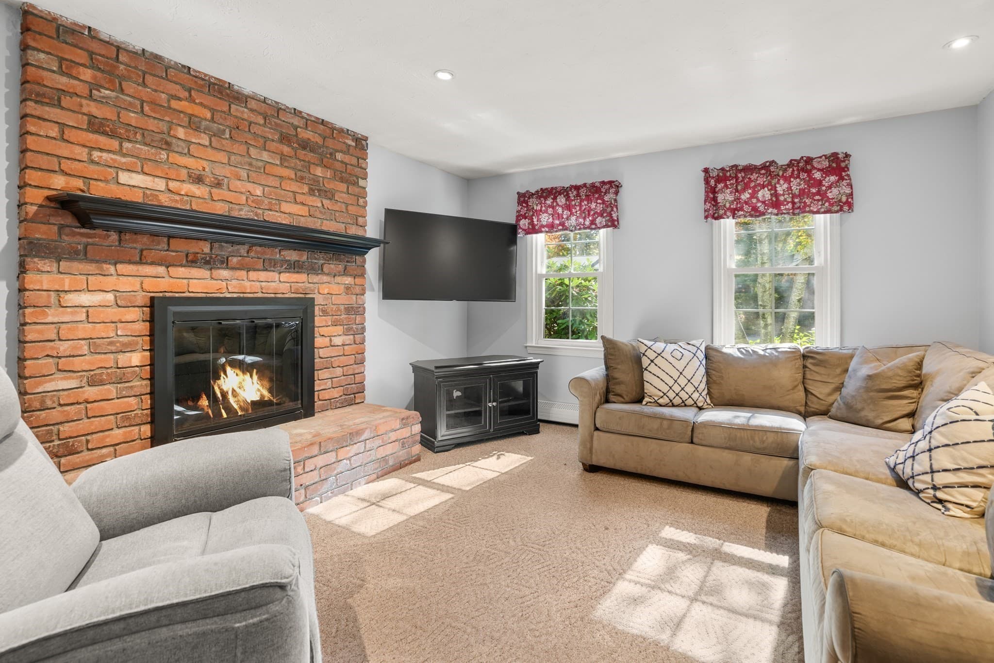 Single Family Residence at 169 Pilgrim Dr, Holden MA 01520, photo 9 of 41