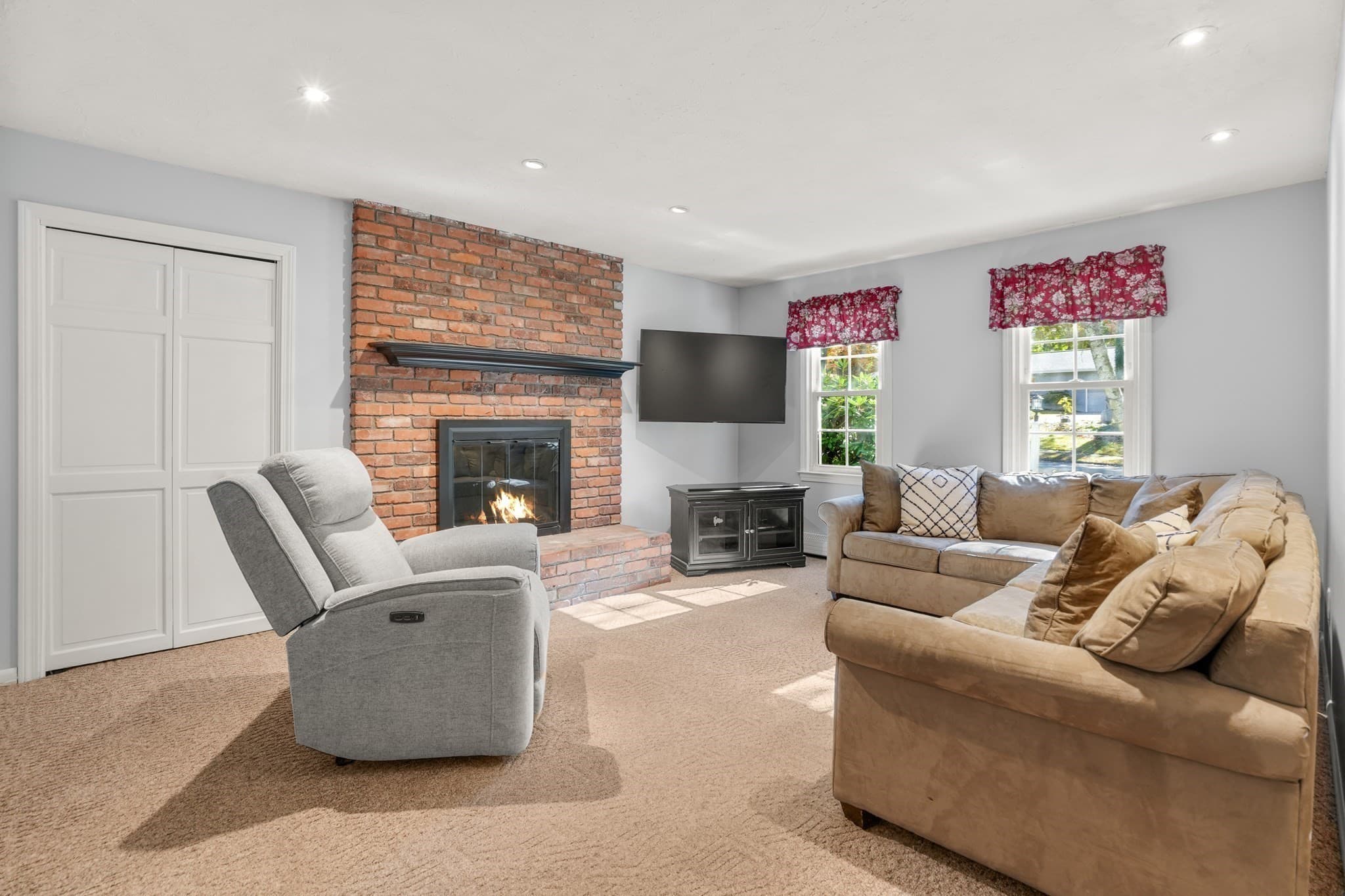 Single Family Residence at 169 Pilgrim Dr, Holden MA 01520, photo 8 of 41