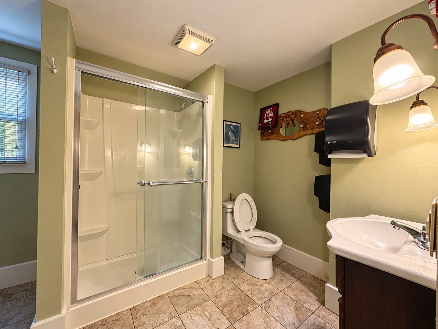 5+ Family - Rooming House at 39 Sycamore St, New Bedford MA 02740, photo 8 of 16