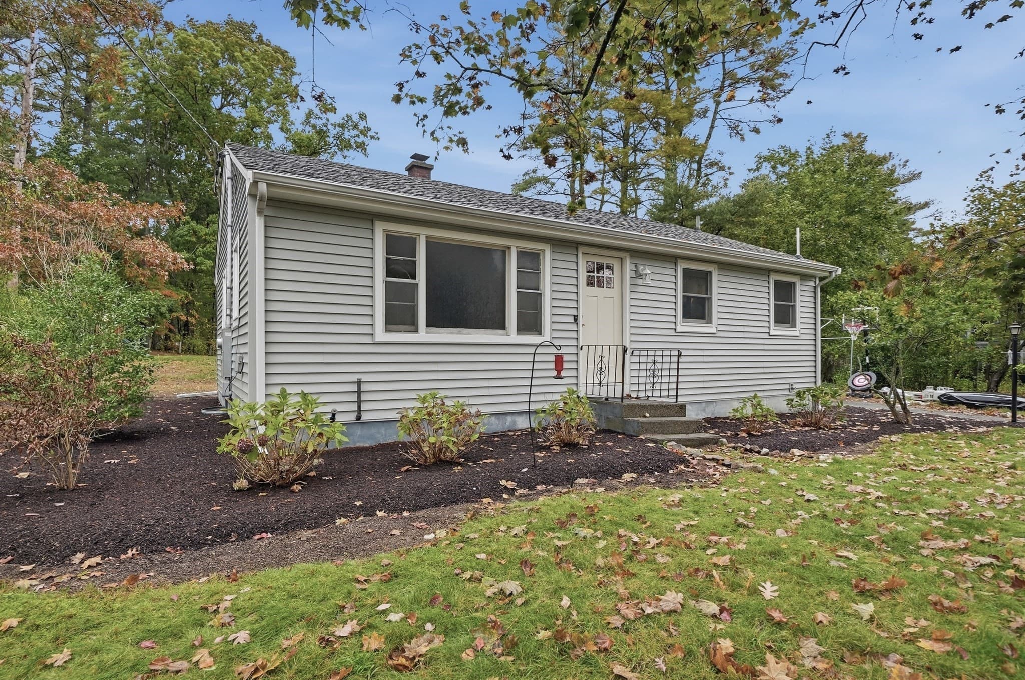 Single Family Residence at 5 White Pine Ln, Kingston MA 02364, photo 2 of 19