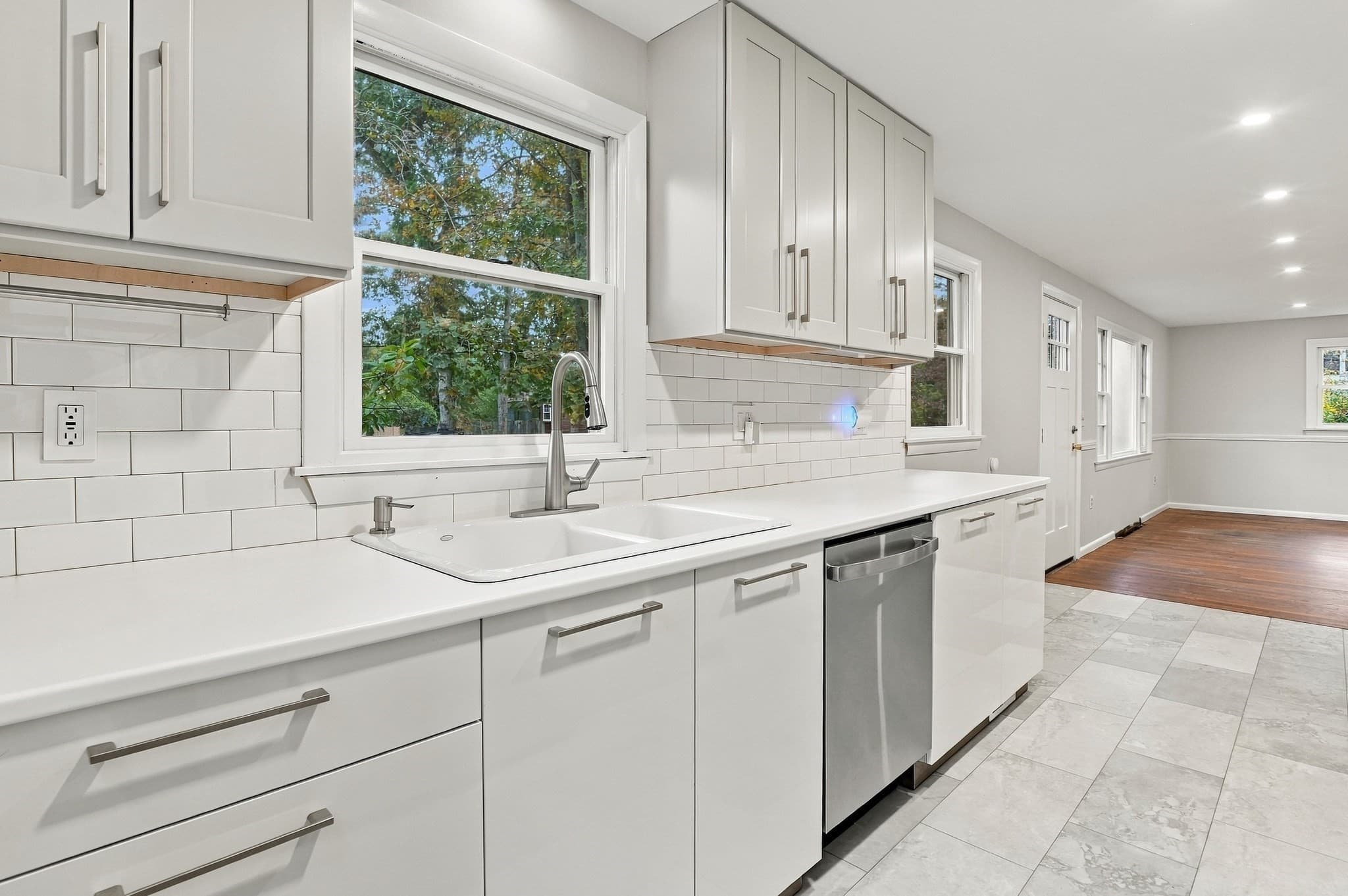 Single Family Residence at 5 White Pine Ln, Kingston MA 02364, photo 3 of 19