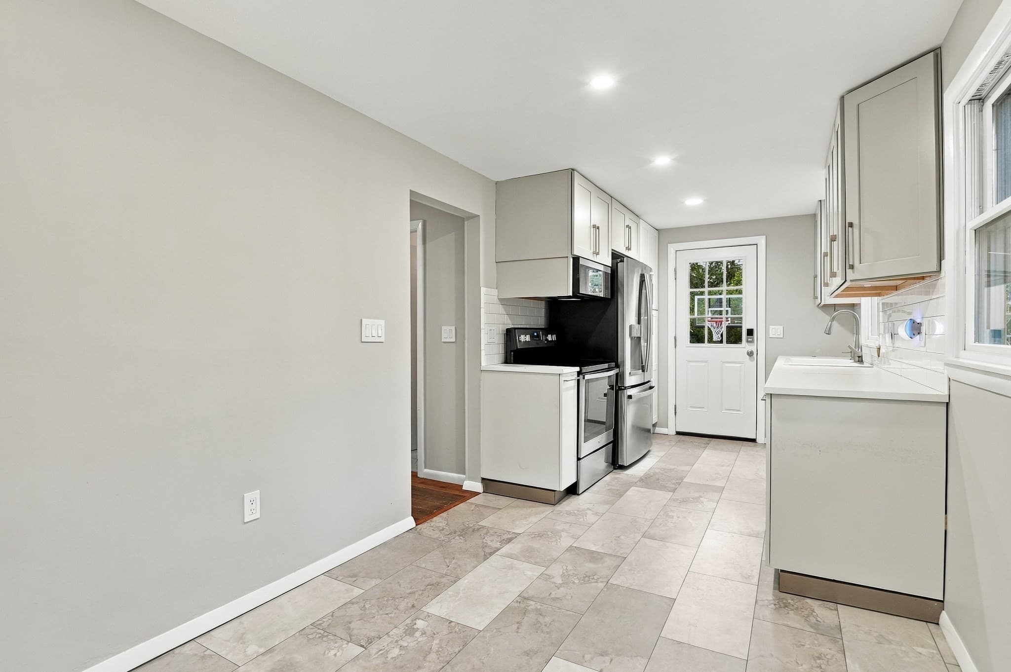 Single Family Residence at 5 White Pine Ln, Kingston MA 02364, photo 5 of 19