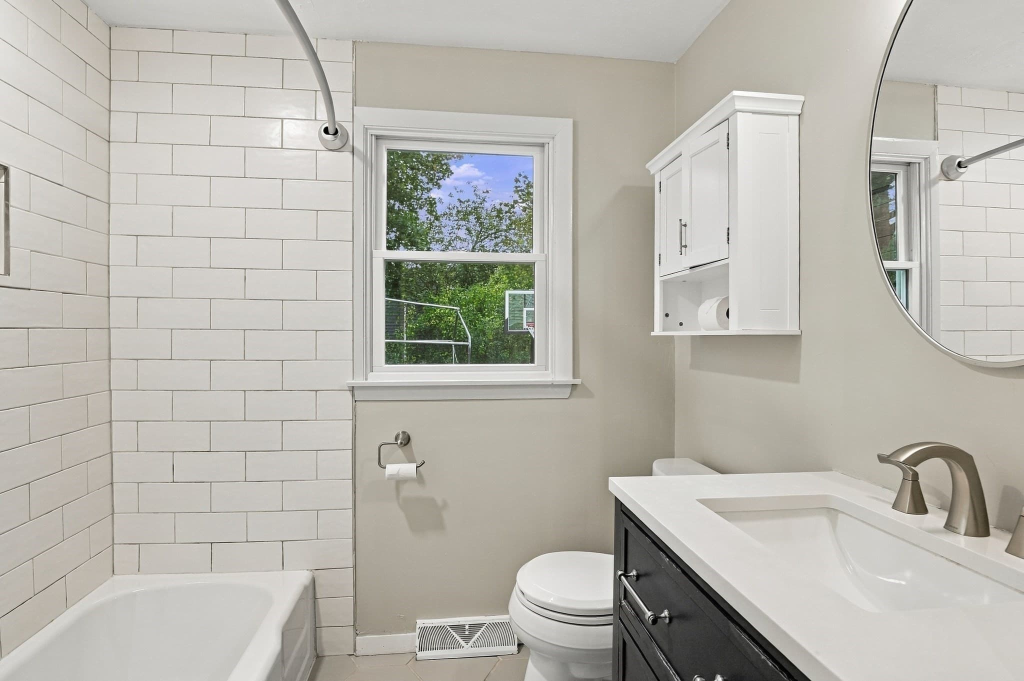 Single Family Residence at 5 White Pine Ln, Kingston MA 02364, photo 9 of 19