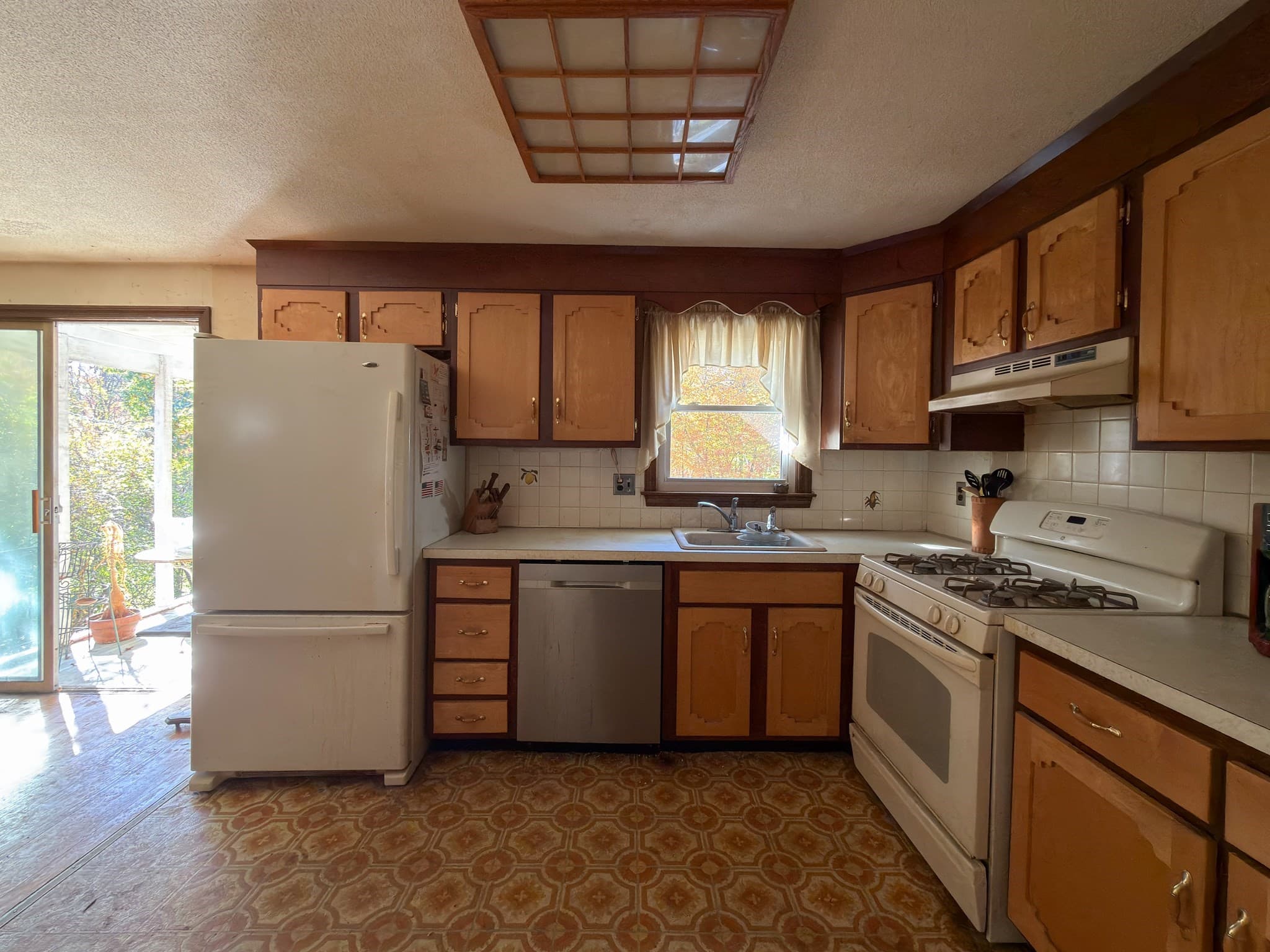 Single Family Residence at 49 Bradford Rd, Tewksbury MA 01876, photo 7 of 14
