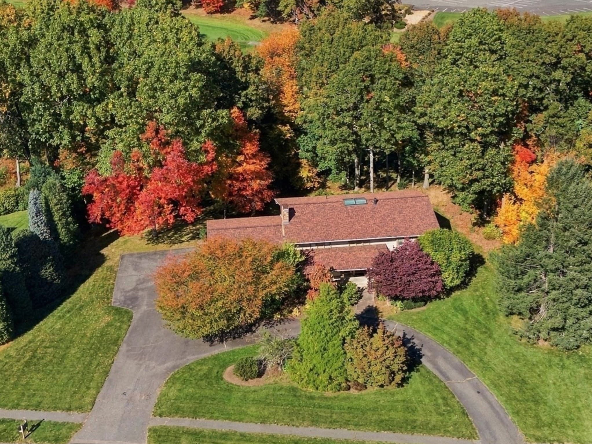 692 Wolf Swamp Rd, Longmeadow MA 01106