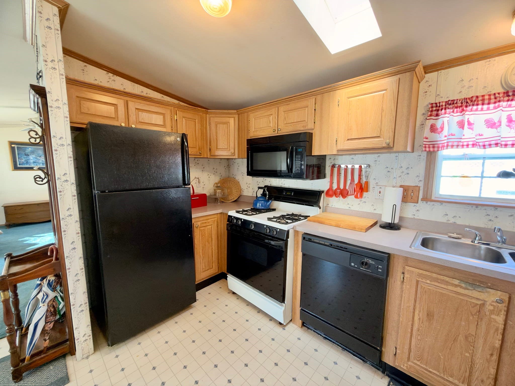 Mobile Home at 30 Holiday Cir, Chicopee MA 01020, photo 6 of 22