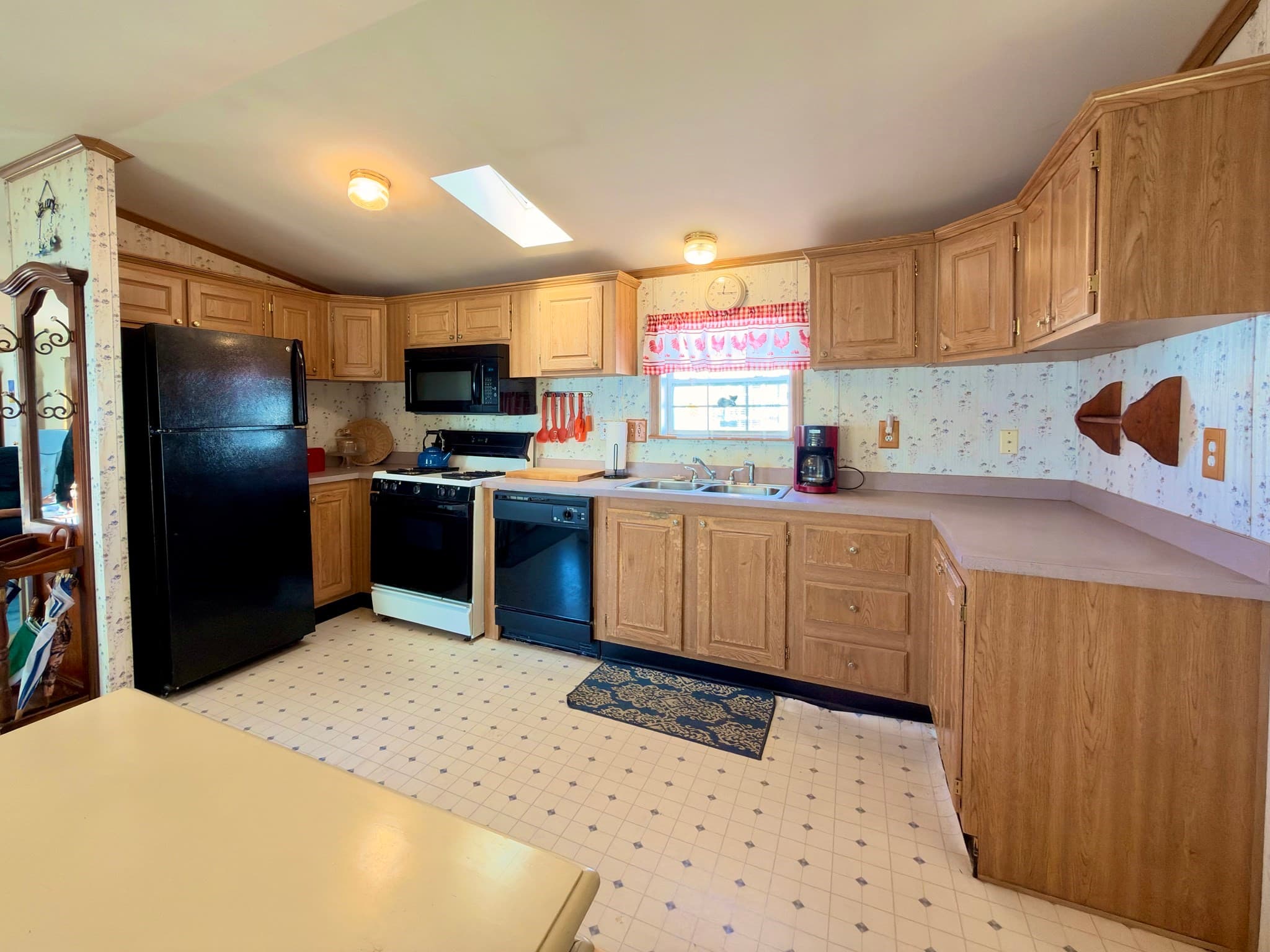 Mobile Home at 30 Holiday Cir, Chicopee MA 01020, photo 4 of 22