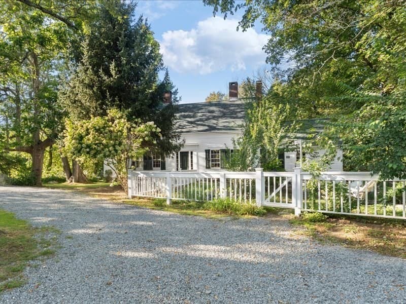 Single Family Residence at 1015 Hortonville Rd, Swansea MA 02777, photo 2 of 29