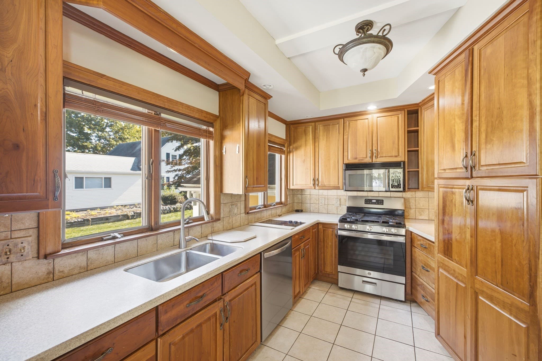 Single Family Residence at 25 Commonwealth Ave, Attleboro MA 02703, photo 4 of 42
