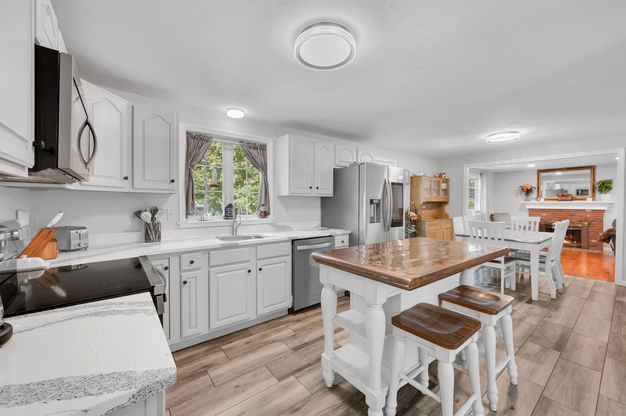 Single Family Residence at 11 Valley View Cir, Rutland MA 01543, photo 12 of 29