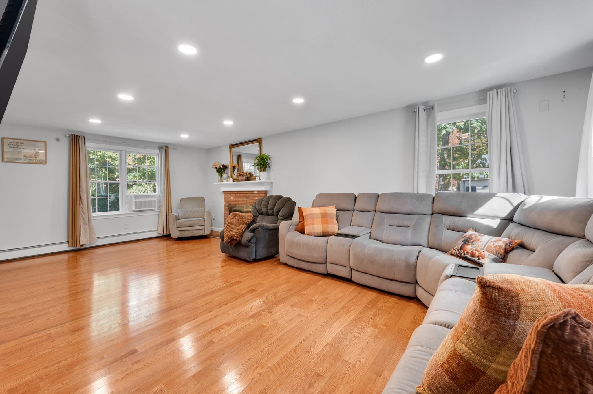 Single Family Residence at 11 Valley View Cir, Rutland MA 01543, photo 11 of 29