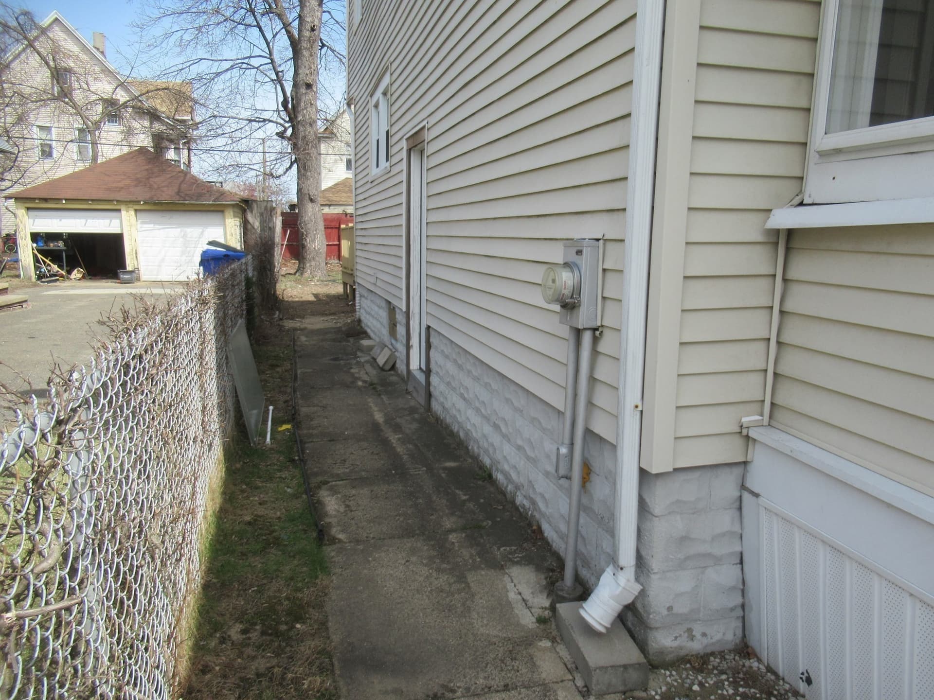 Single Family Residence at 61 Mooreland St, Springfield MA 01104, photo 4 of 29