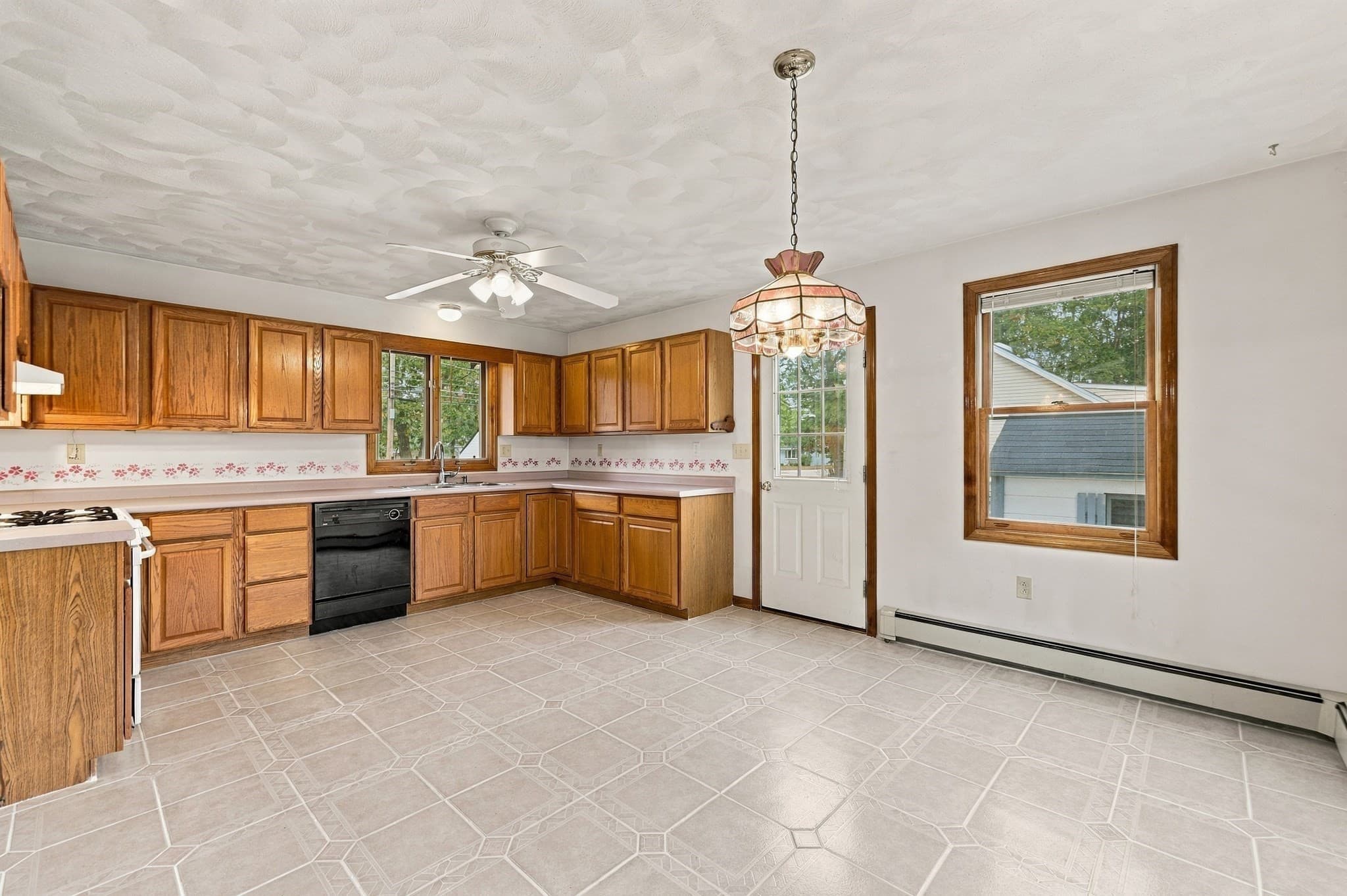 Single Family Residence at 21 Bridle Rd, Billerica MA 01821, photo 6 of 36