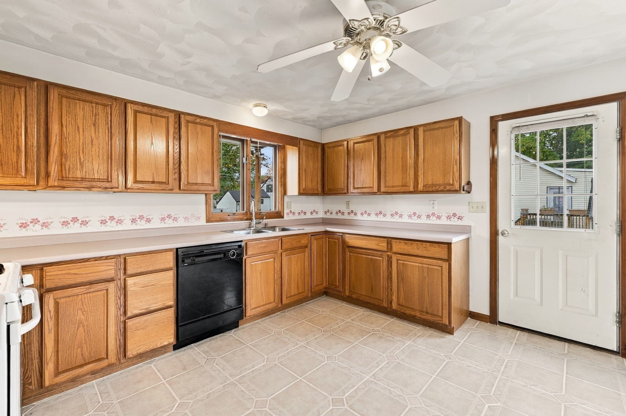 Single Family Residence at 21 Bridle Rd, Billerica MA 01821, photo 3 of 36