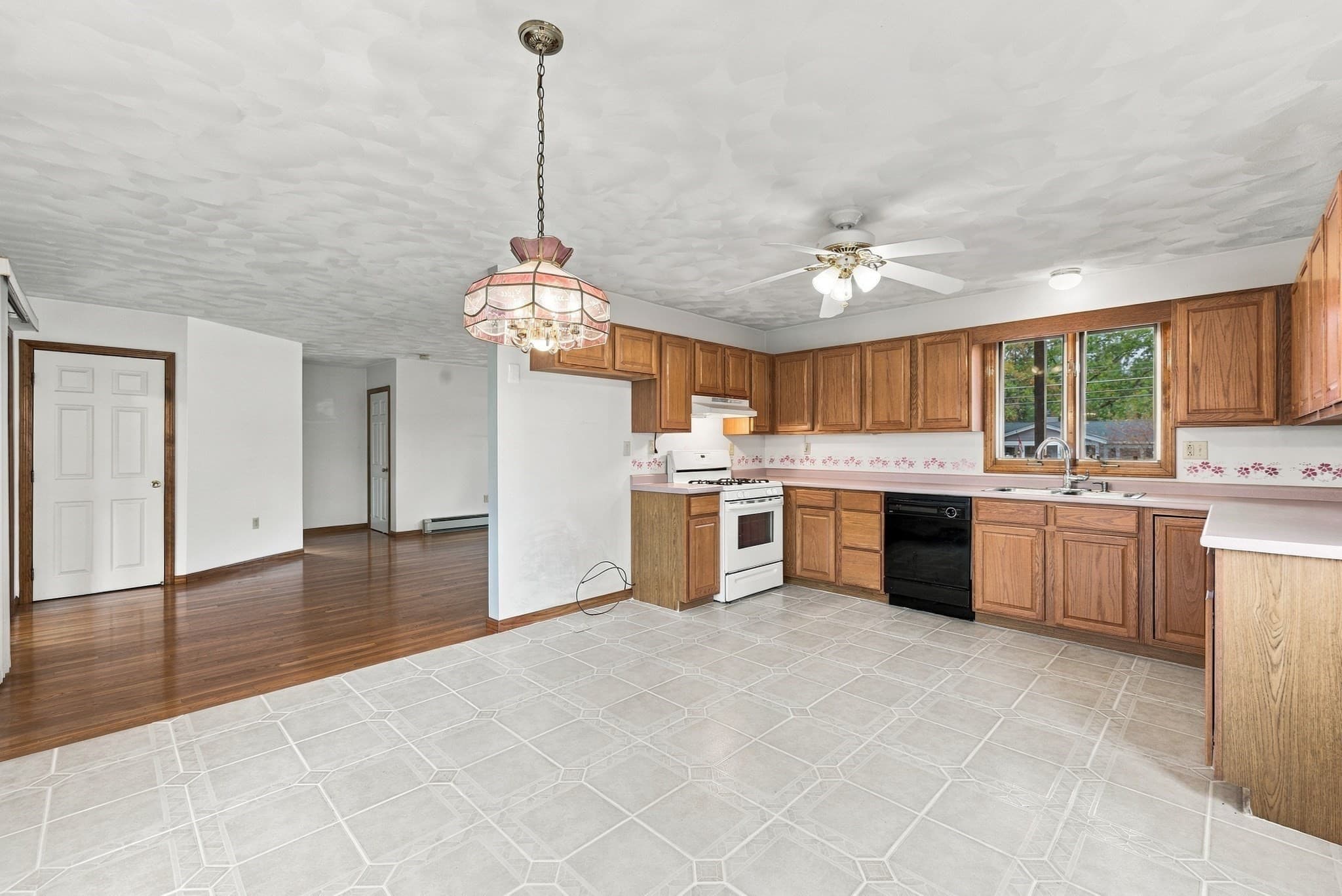 Single Family Residence at 21 Bridle Rd, Billerica MA 01821, photo 5 of 36