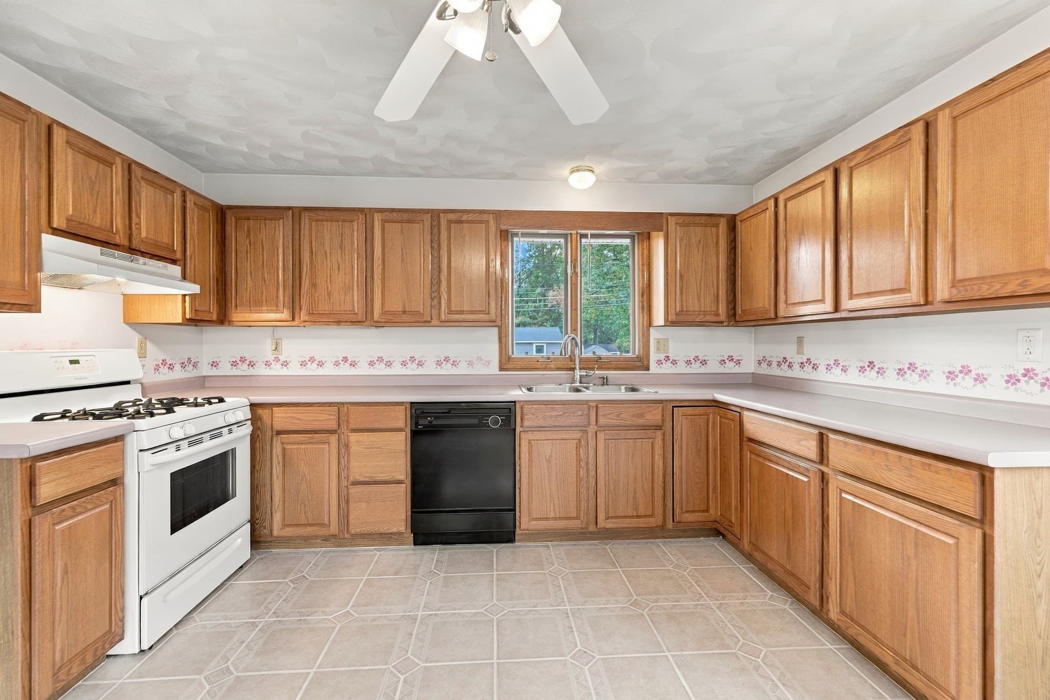Single Family Residence at 21 Bridle Rd, Billerica MA 01821, photo 4 of 36