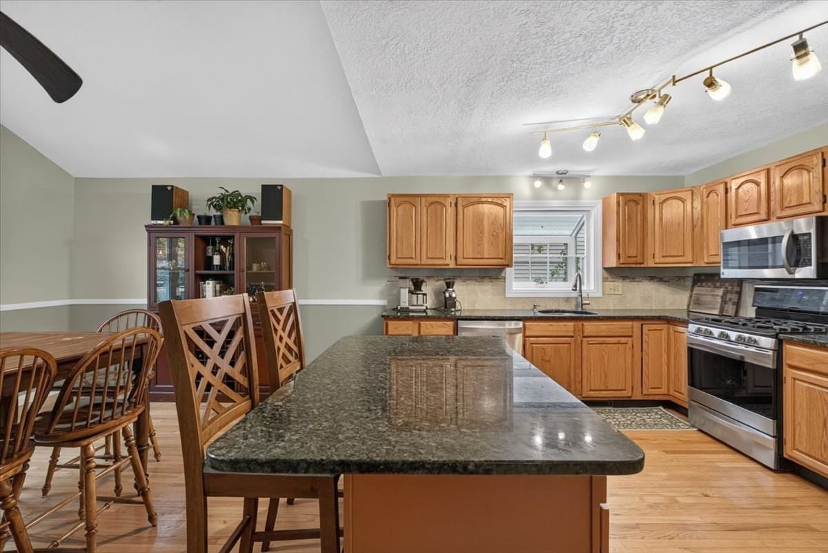 Single Family Residence at 55 Dutchess St, Springfield MA 01129, photo 7 of 41