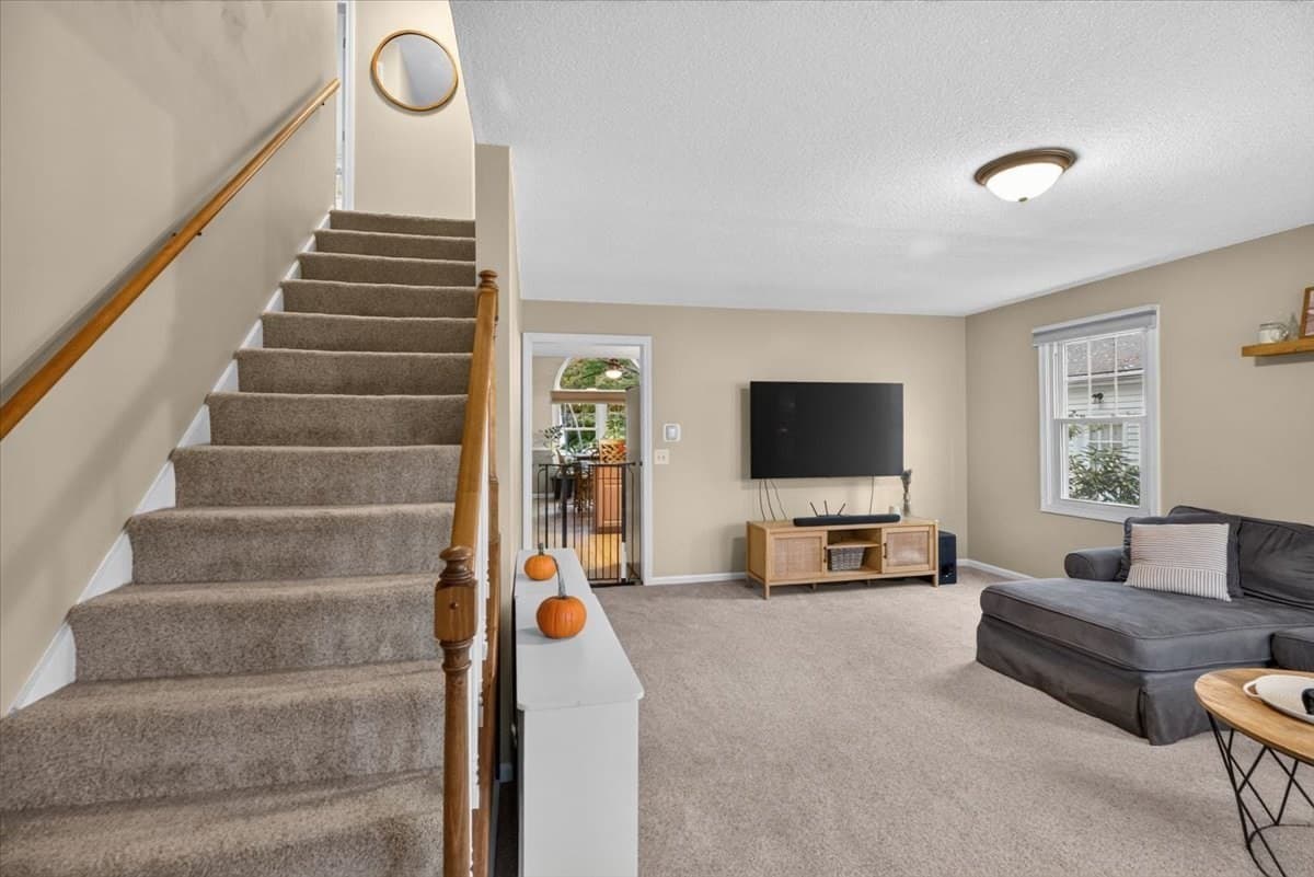 Single Family Residence at 55 Dutchess St, Springfield MA 01129, photo 3 of 41