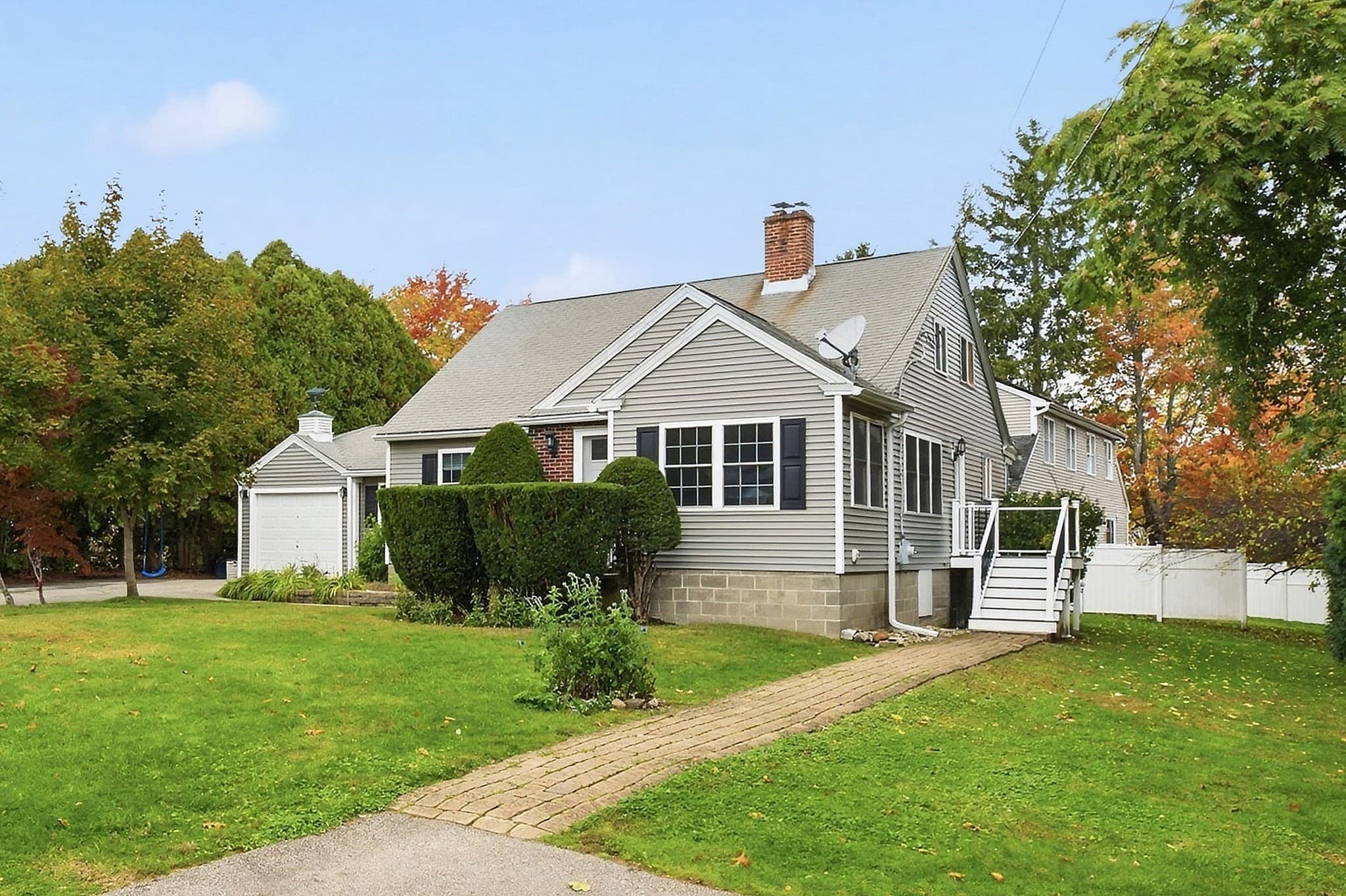 Single Family Residence at 6 Dixfield Rd, Worcester MA 01606, photo 2 of 25