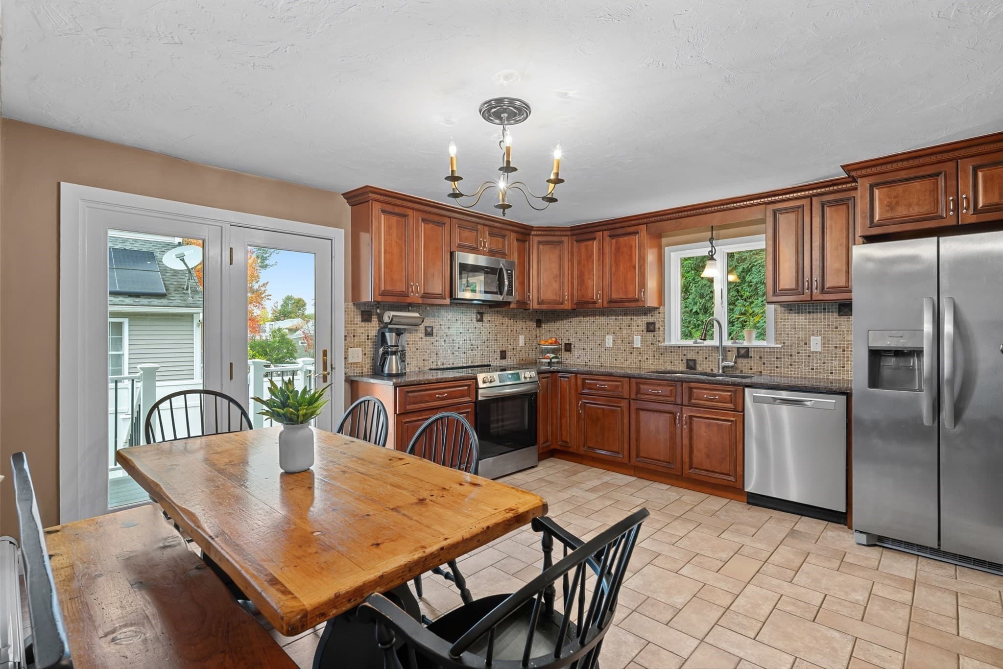 Single Family Residence at 6 Dixfield Rd, Worcester MA 01606, photo 6 of 25