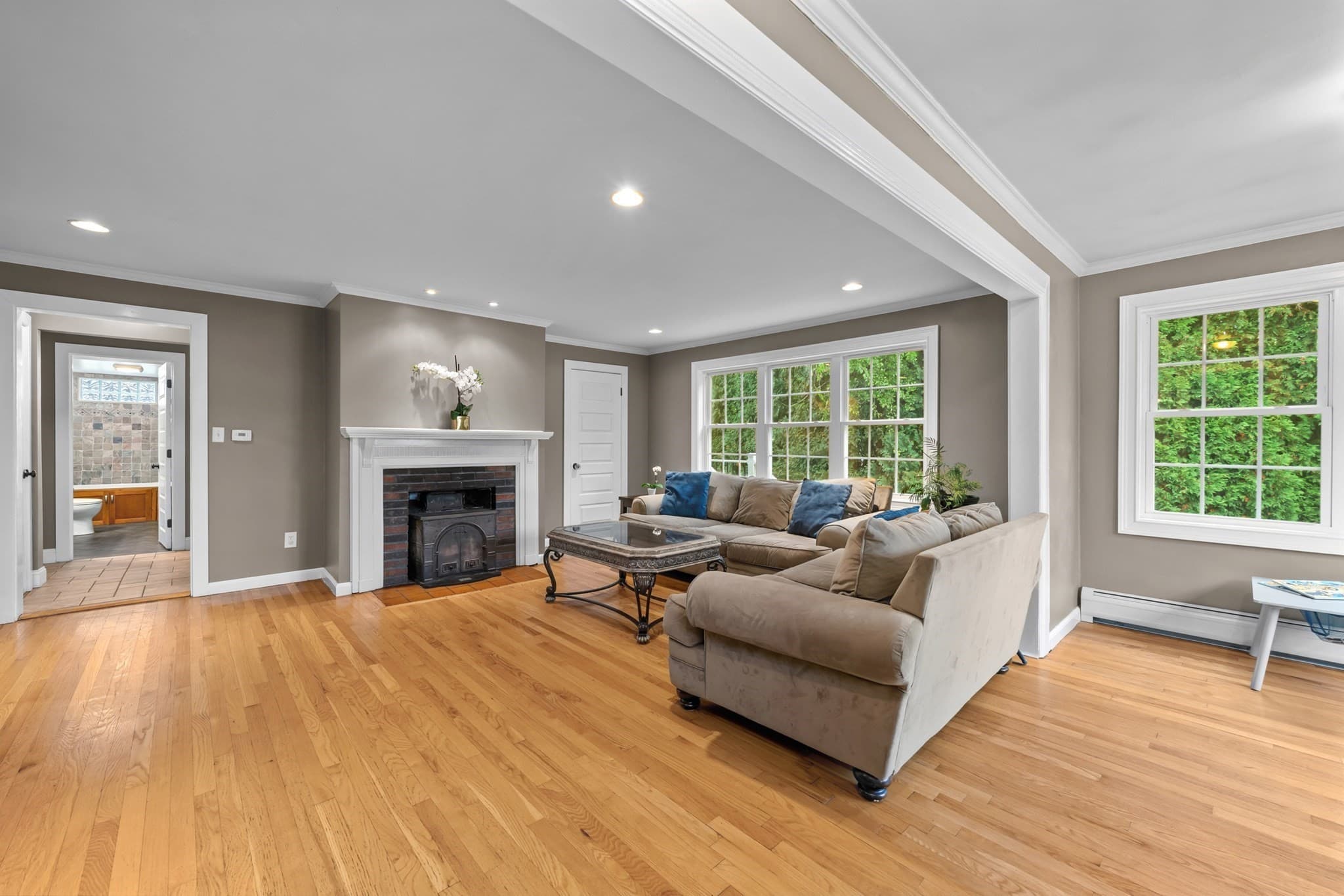 Single Family Residence at 6 Dixfield Rd, Worcester MA 01606, photo 3 of 25