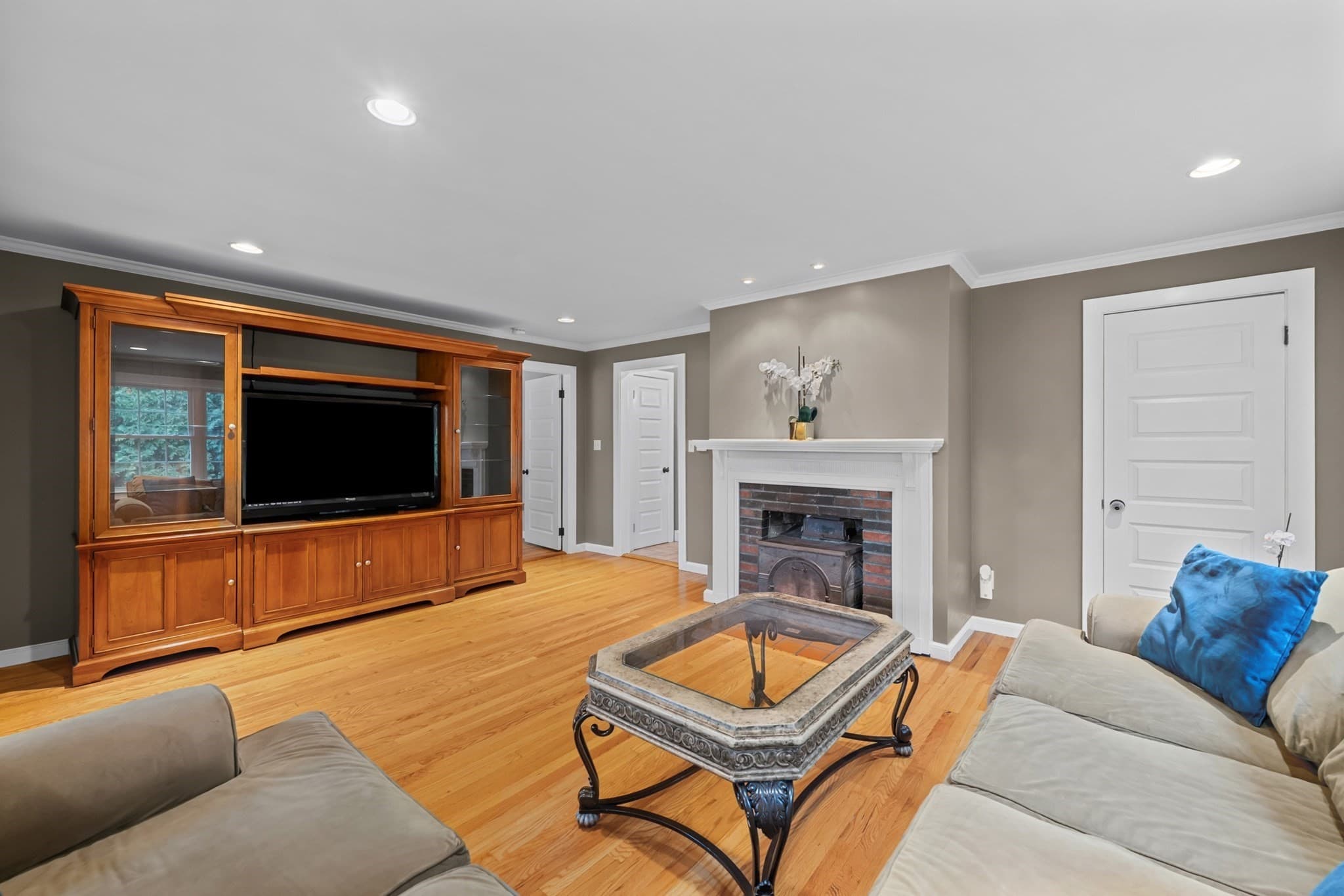 Single Family Residence at 6 Dixfield Rd, Worcester MA 01606, photo 5 of 25