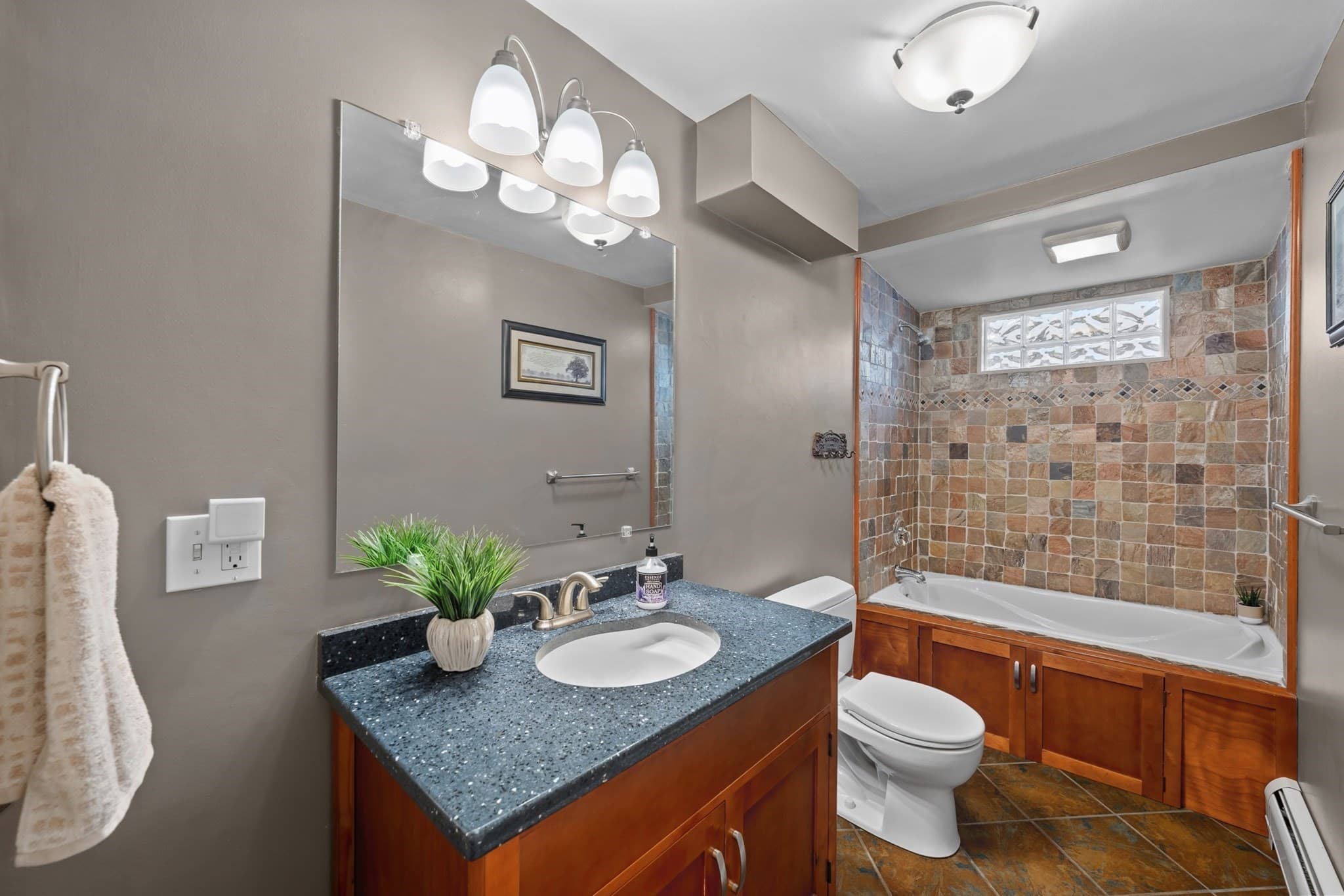 Single Family Residence at 6 Dixfield Rd, Worcester MA 01606, photo 9 of 25