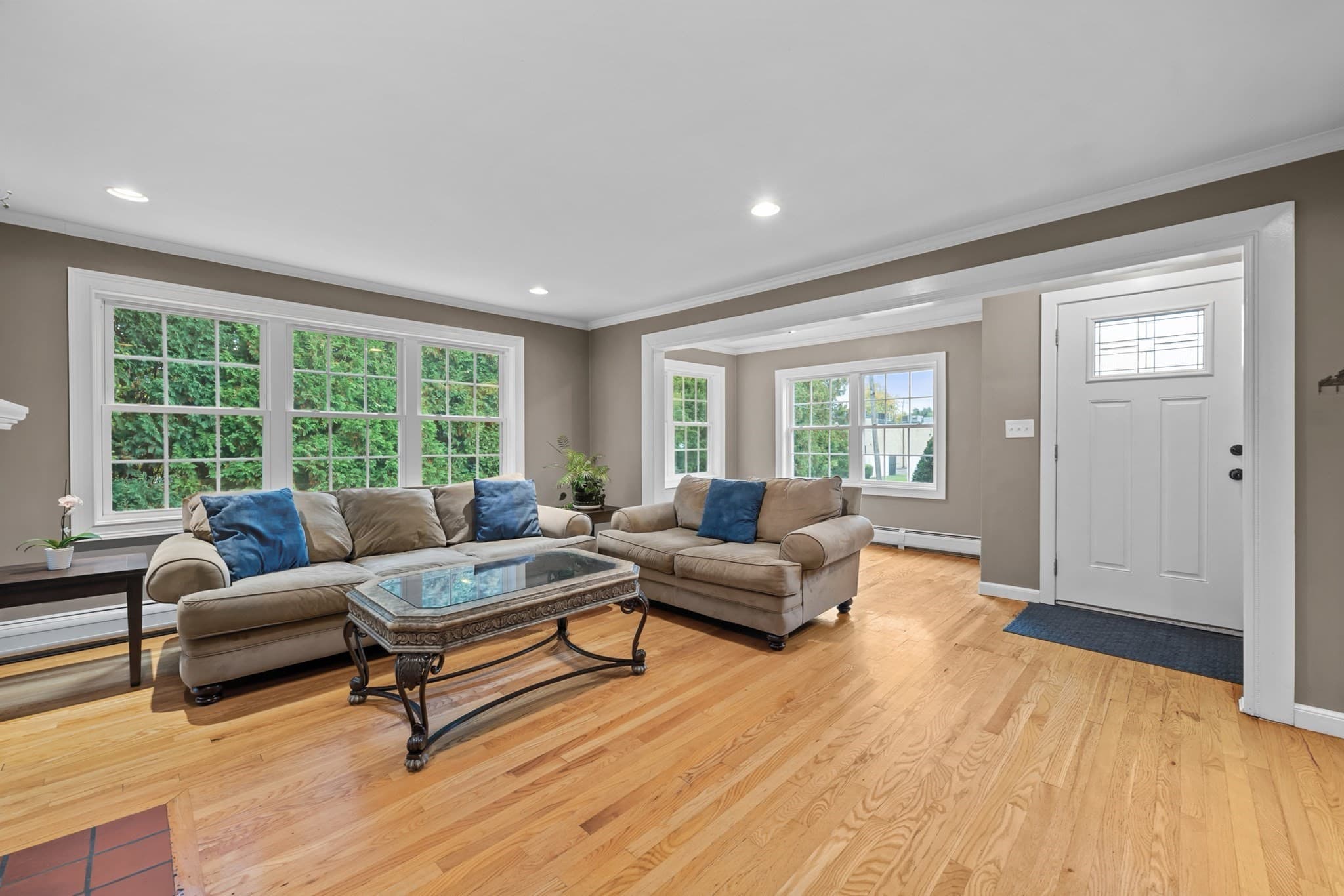 Single Family Residence at 6 Dixfield Rd, Worcester MA 01606, photo 4 of 25