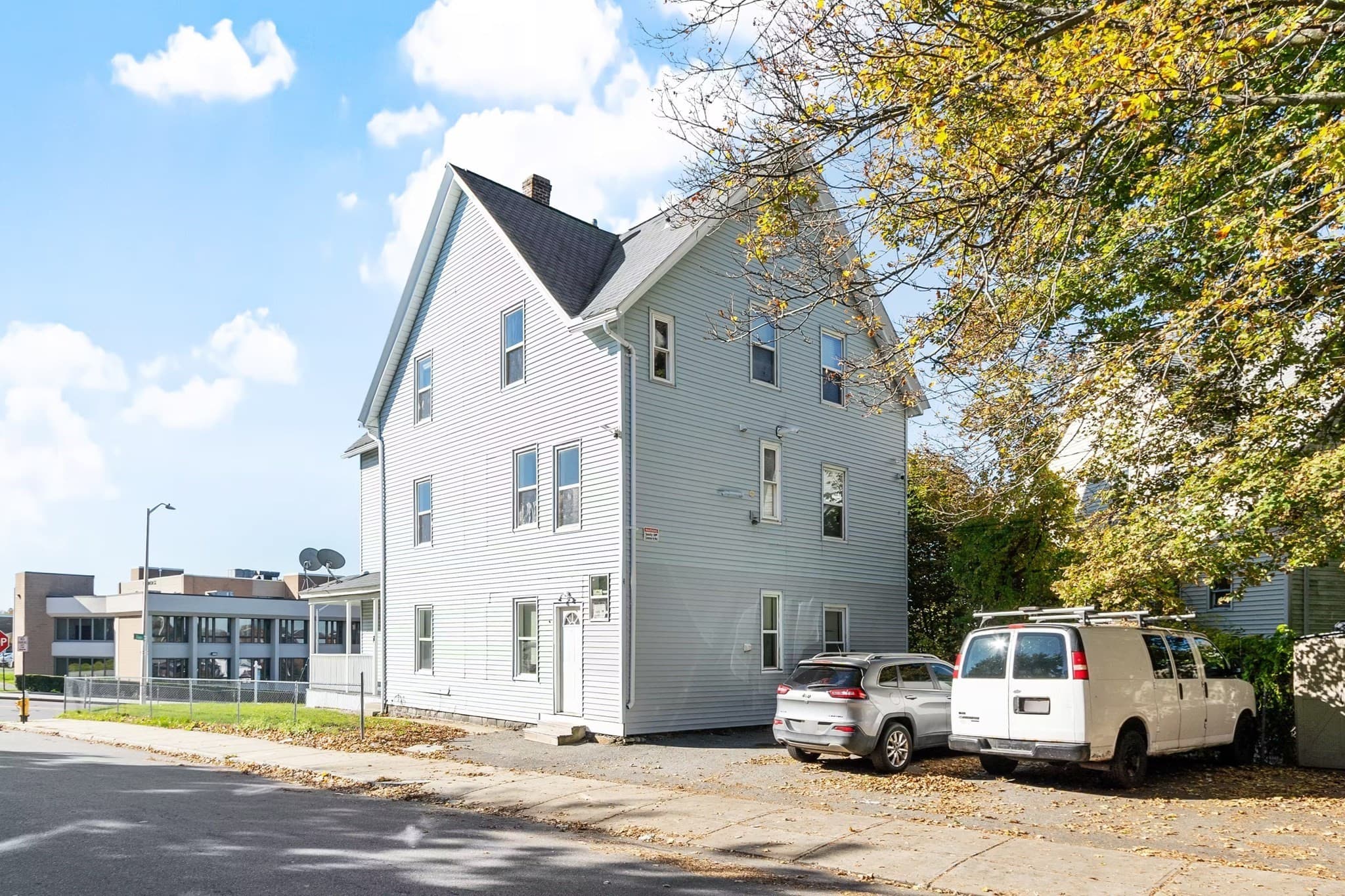 3 Family at 17 Winthrop St, Worcester MA 01604, photo 5 of 40