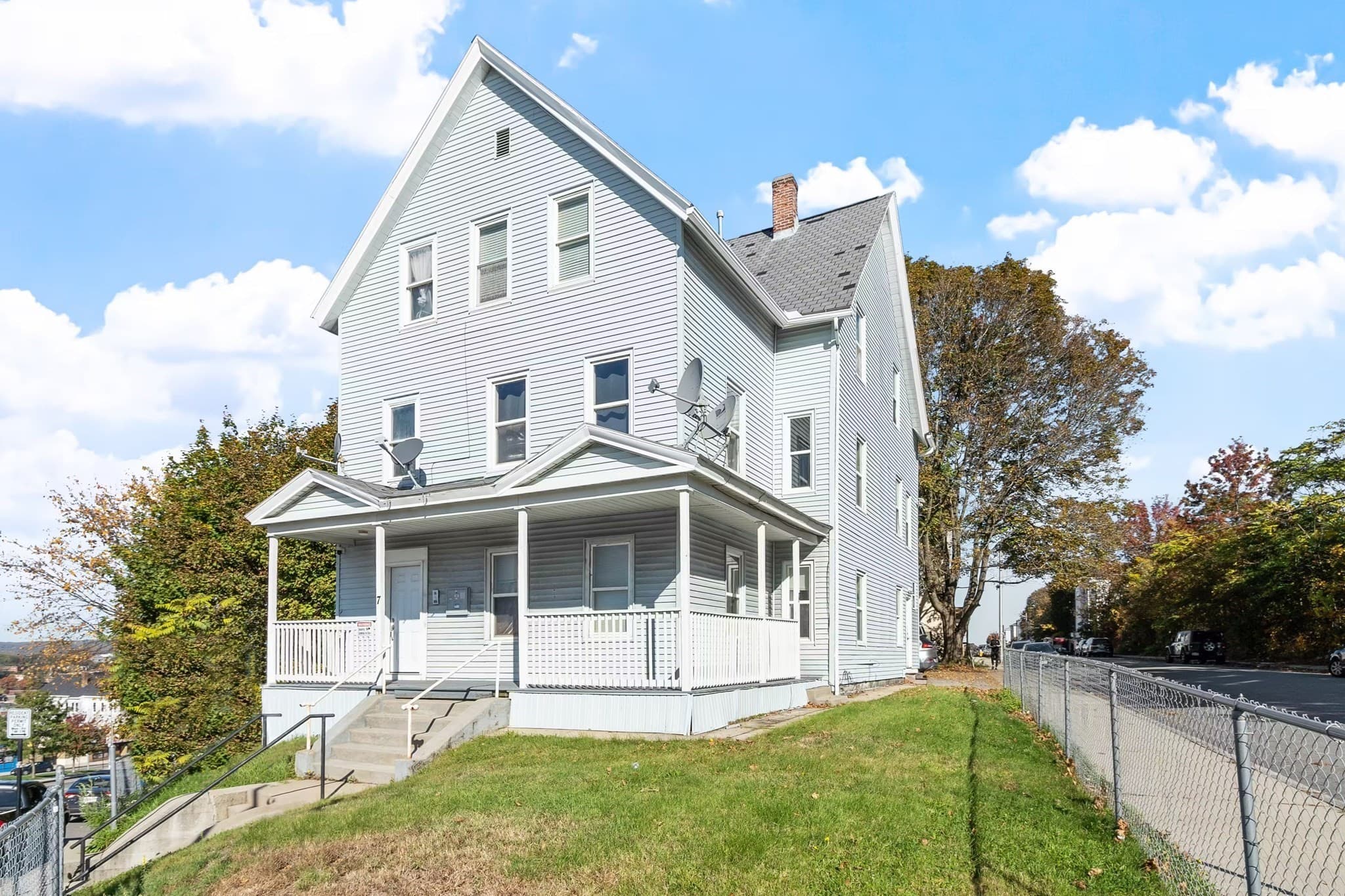 3 Family at 17 Winthrop St, Worcester MA 01604, photo 4 of 40
